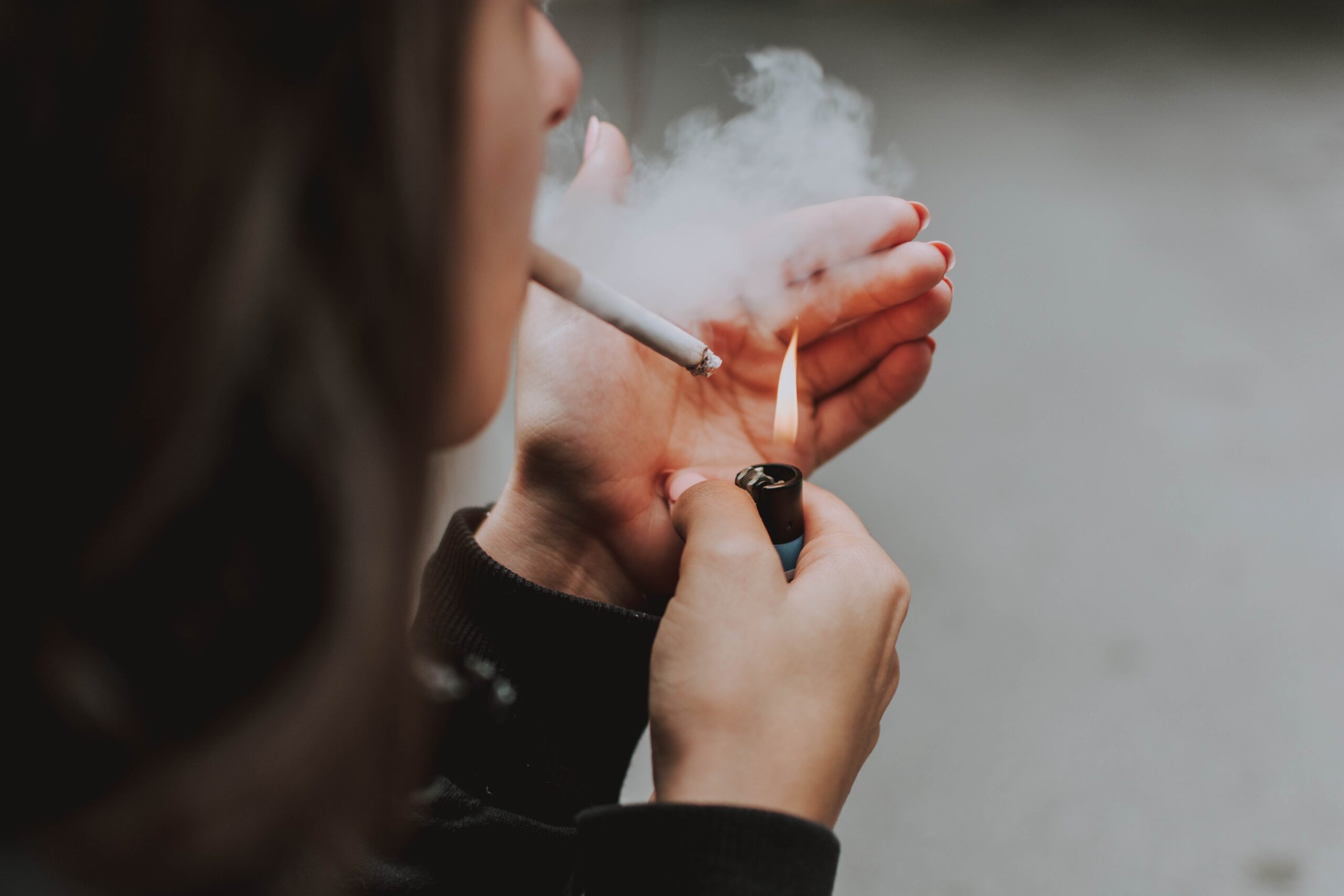 Regno Unito, Sunak studia una stretta anti fumo: verso il divieto di vendita per i ragazzi nati dopo il 2009