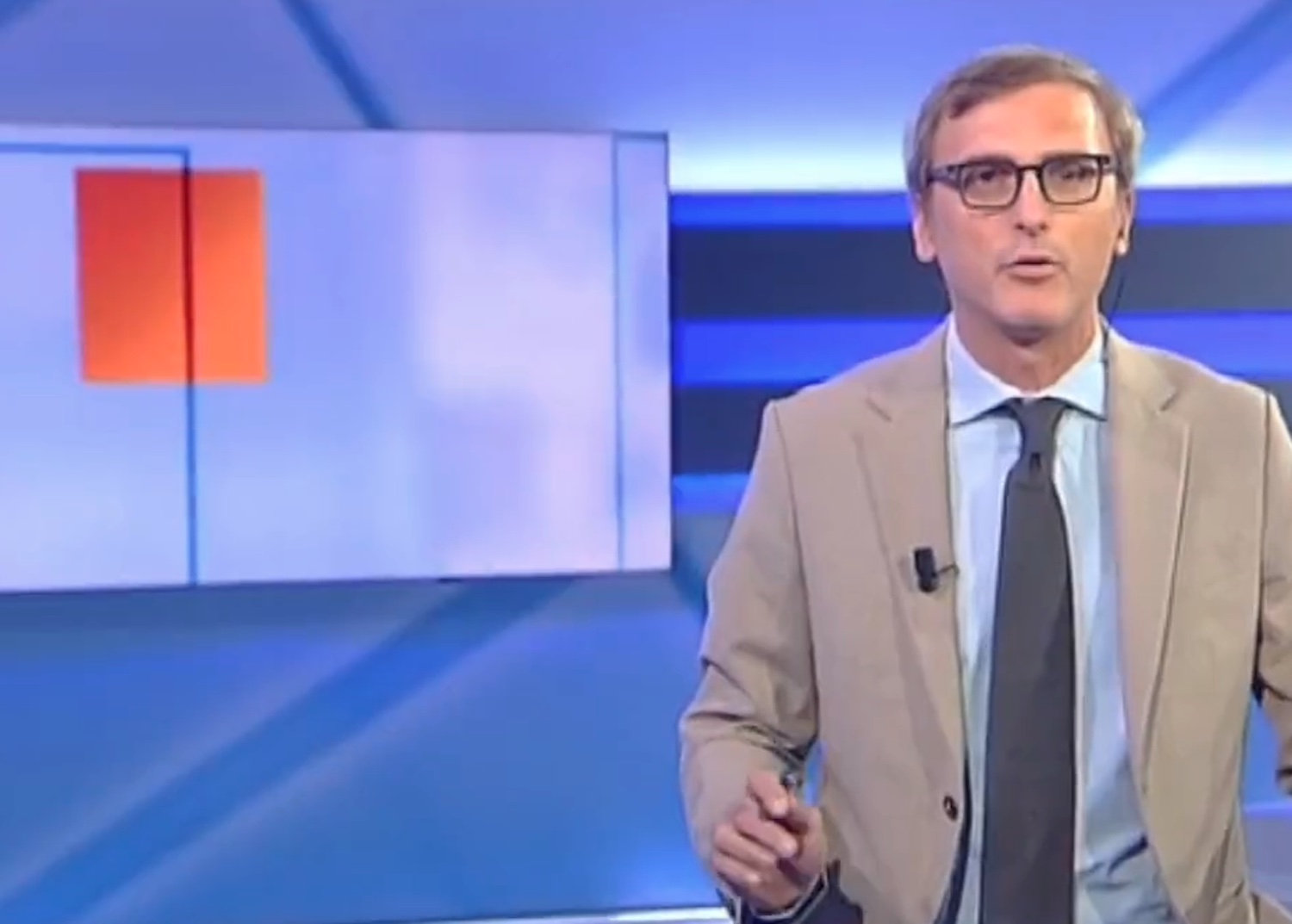 Il terremoto a Napoli in diretta tv, paura nello studio del Tgr Campania: «Stiamo calmi…» – Il video