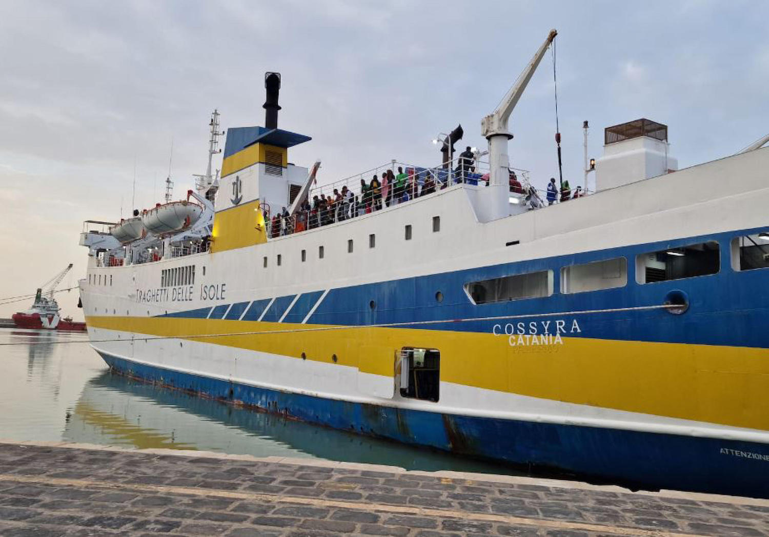 Incendio sul traghetto da Lampedusa: a bordo 83 migranti