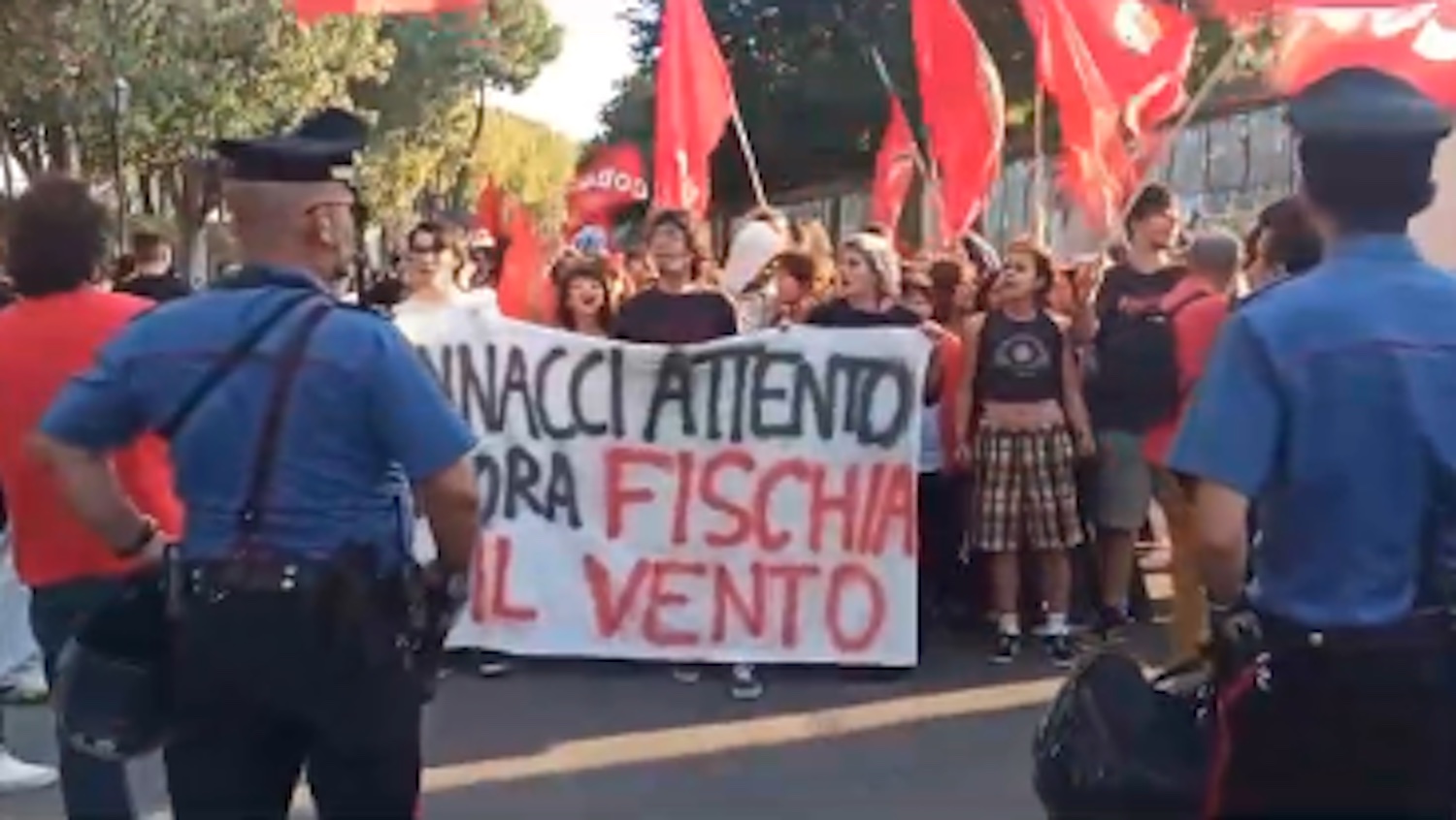 Vannacci contestato a Lucca, corteo contro il generale: cori e bandiere a pochi passi dalla presentazione del libro