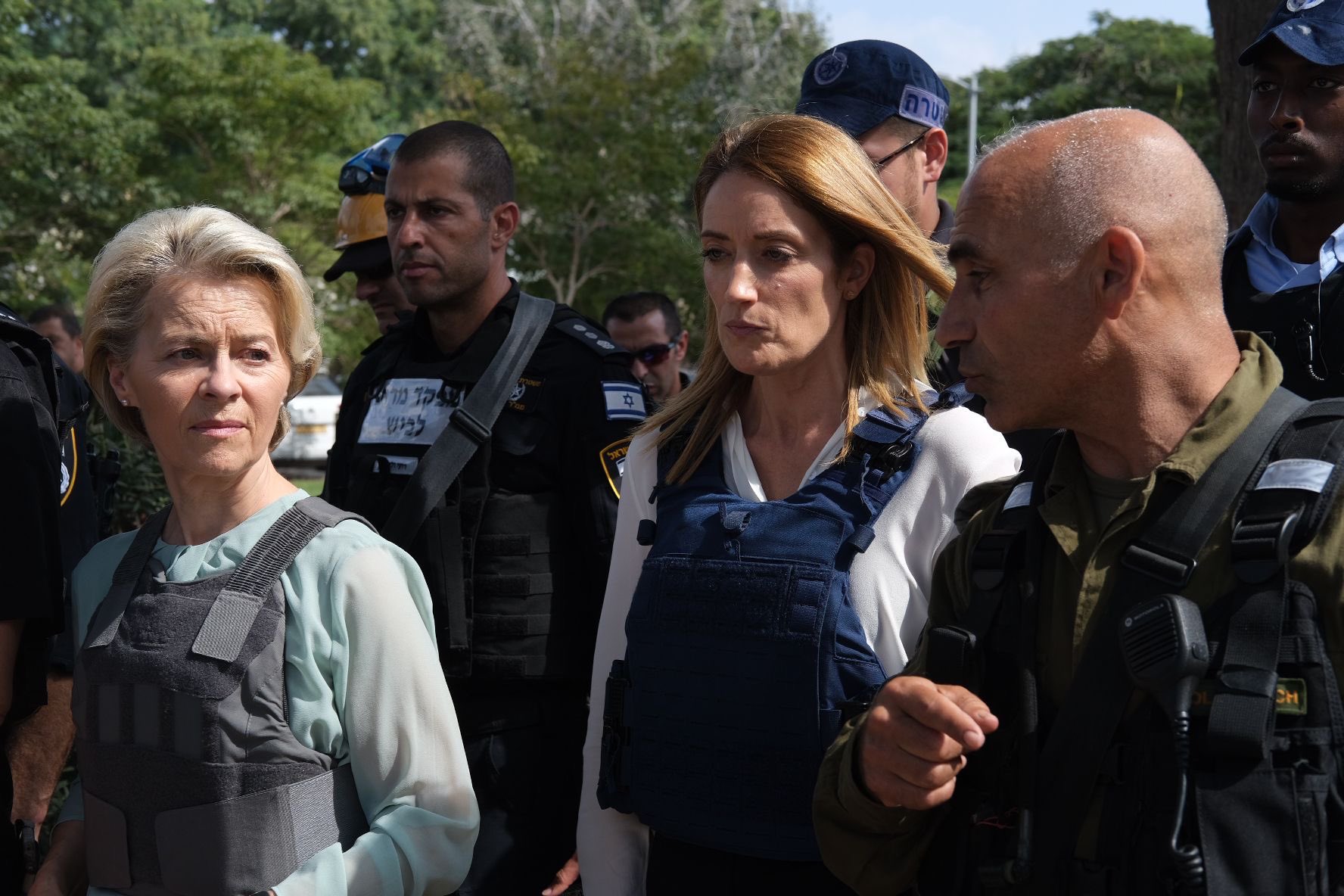 Israele, von der Leyen e Metsola visitano il kibbutz dell’orrore di Kfar Aza. Poi la corsa nel bunker per l’allarme razzi su Tel Aviv – Il video