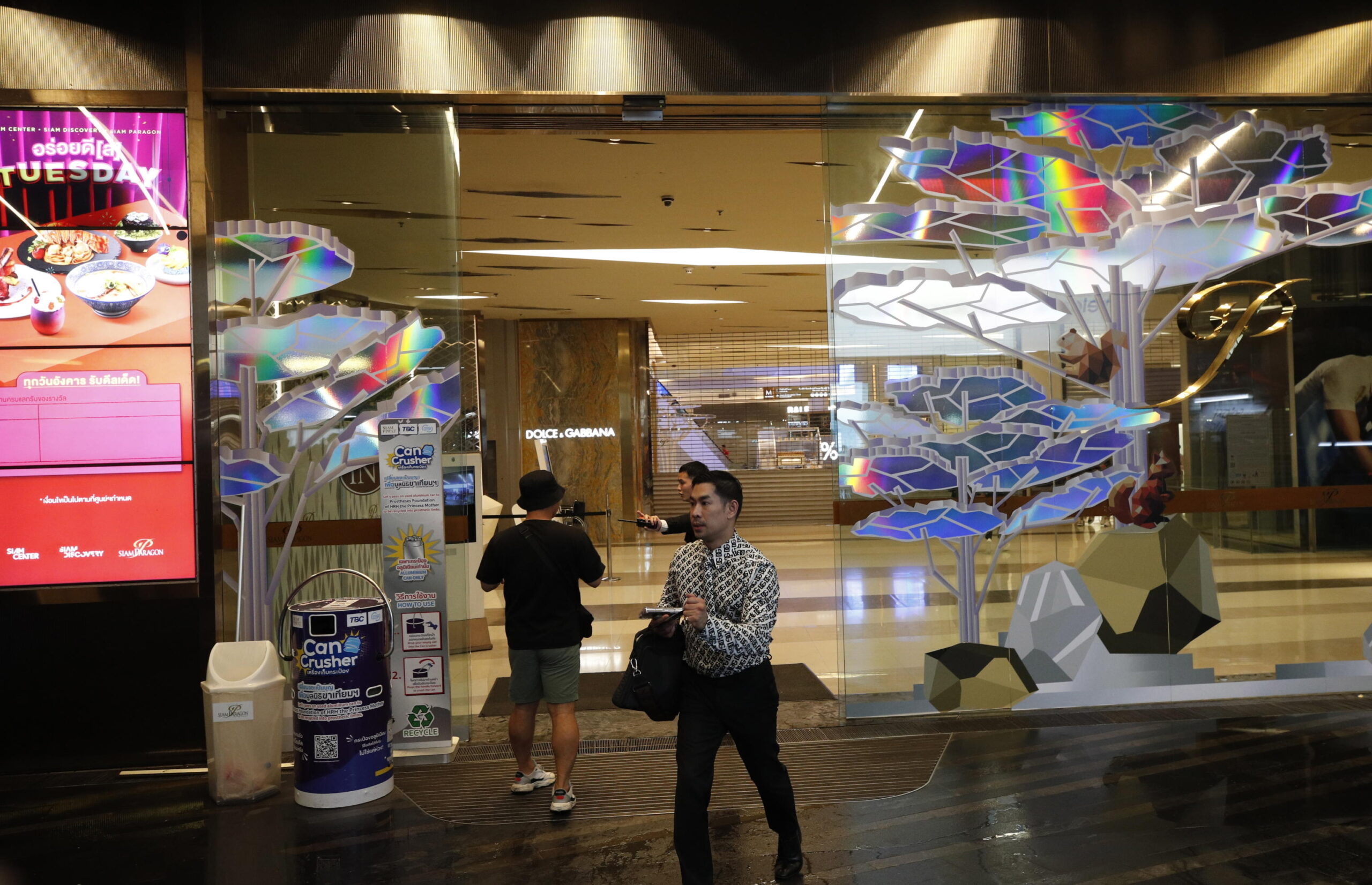 epa10896914 Shoppers evacuate the Siam Paragon shopping mall after gunshots were heard in the premises, in Bangkok, Thailand, 03 October 2023. Thai police said the suspected gunman was arrested, while emergency services confirmed at least three people were killed.  EPA/RUNGROJ YONGRIT