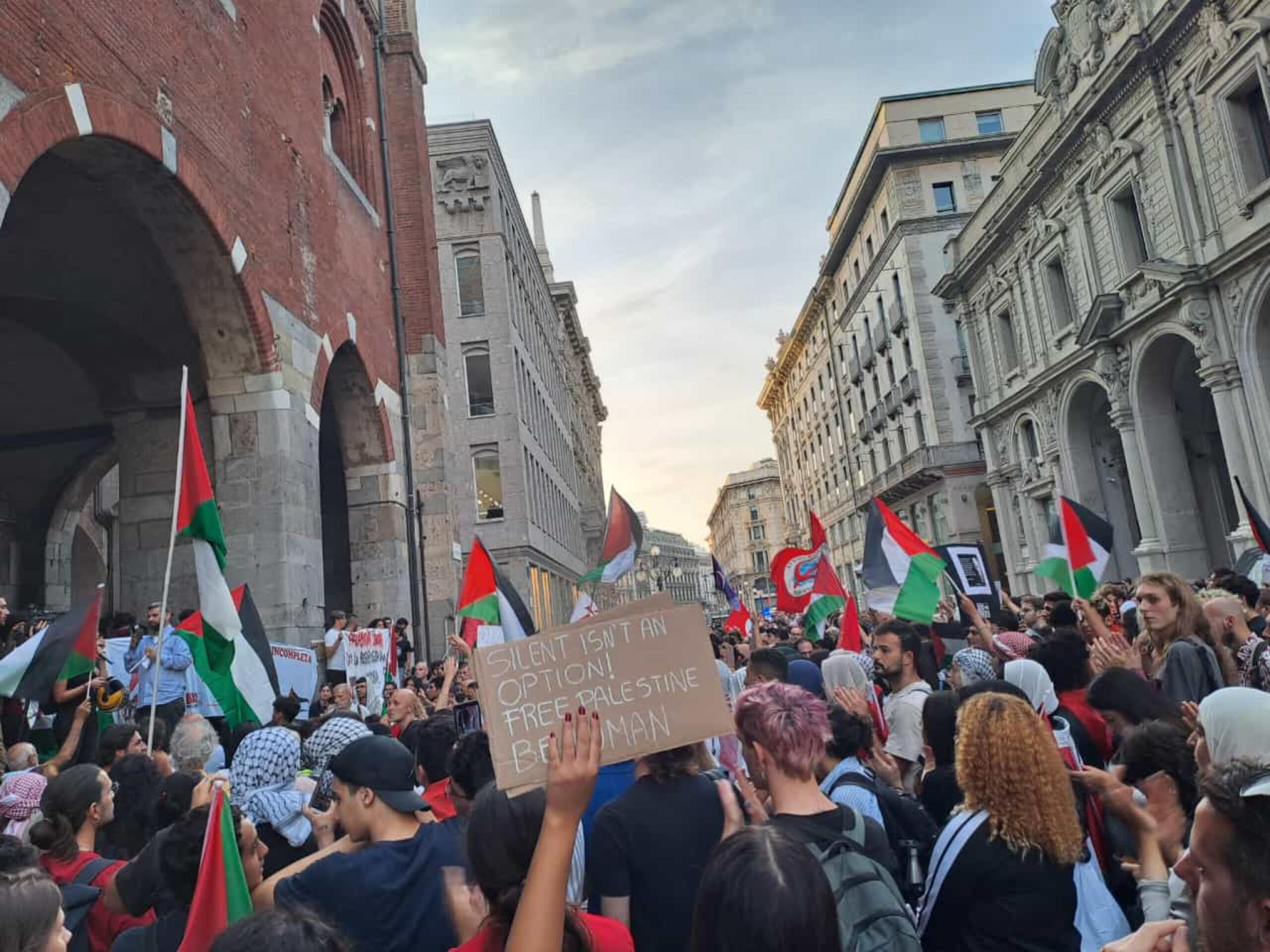 "Israele terrorista, Palestina libera" è il grido che si alza da piazza dei Mercanti, a Milano, dove alcune centinaia di persone si sono radunate per manifestare solidarietà alla causa palestinese, Milano, 10 ottobre 2023. ANSA/GIOIA GIUDICI