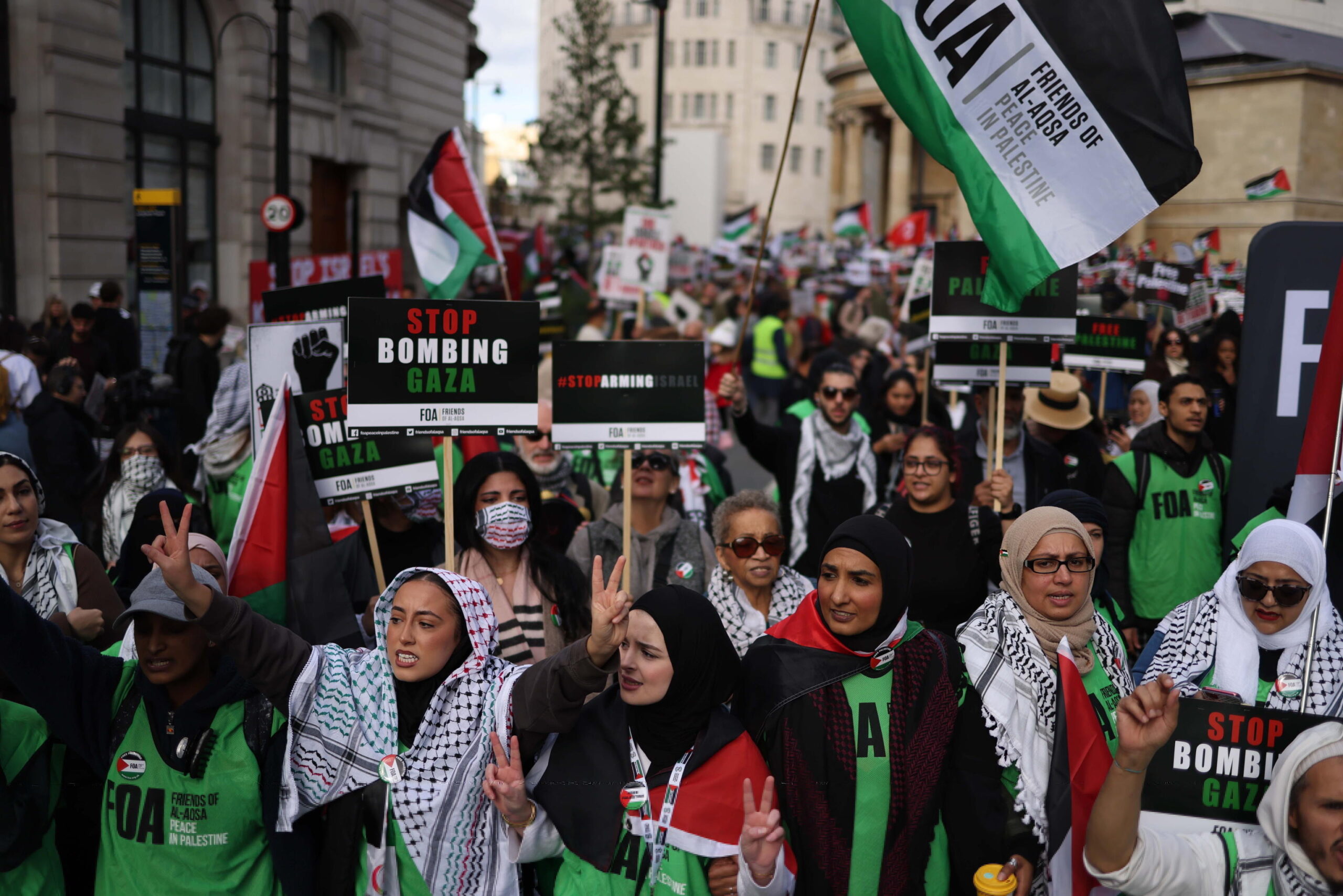 epa10918669 Pro-Palestine protesters take part in a march and demonstration in London, Britain, 14 October 2023. Thousands of Israelis and Palestinians have died since the militant group Hamas launched an unprecedented attack on Israel from the Gaza Strip on 07 October 2023, leading to Israeli retaliation strikes on the Palestinian enclave.  EPA/NEIL HALL