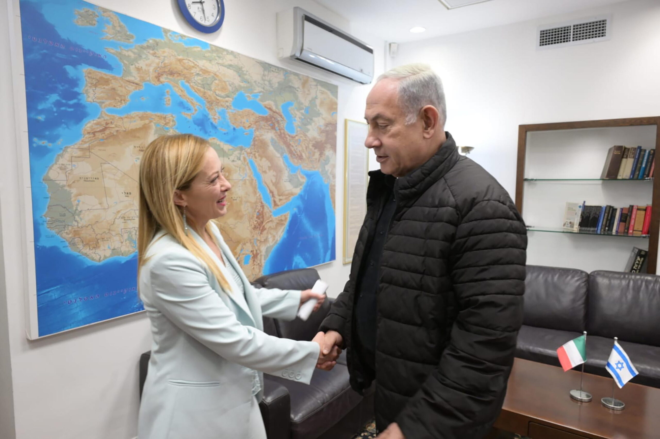 epa10931487 A handout photo made available by the Israeli Government Press Office (GPO) shows Israeli Prime Minister Benjamin Netanyahu (R) meeting the Prime Minister of Italy, Giorgia Meloni, in Kirya Tel Aviv, which houses the Israeli Ministry of Defense, in Tel Aviv, Israel, 21 October 2023.  EPA/Avi Ohion / GPO / HANDOUT  HANDOUT EDITORIAL USE ONLY/NO SALES HANDOUT EDITORIAL USE ONLY/NO SALES