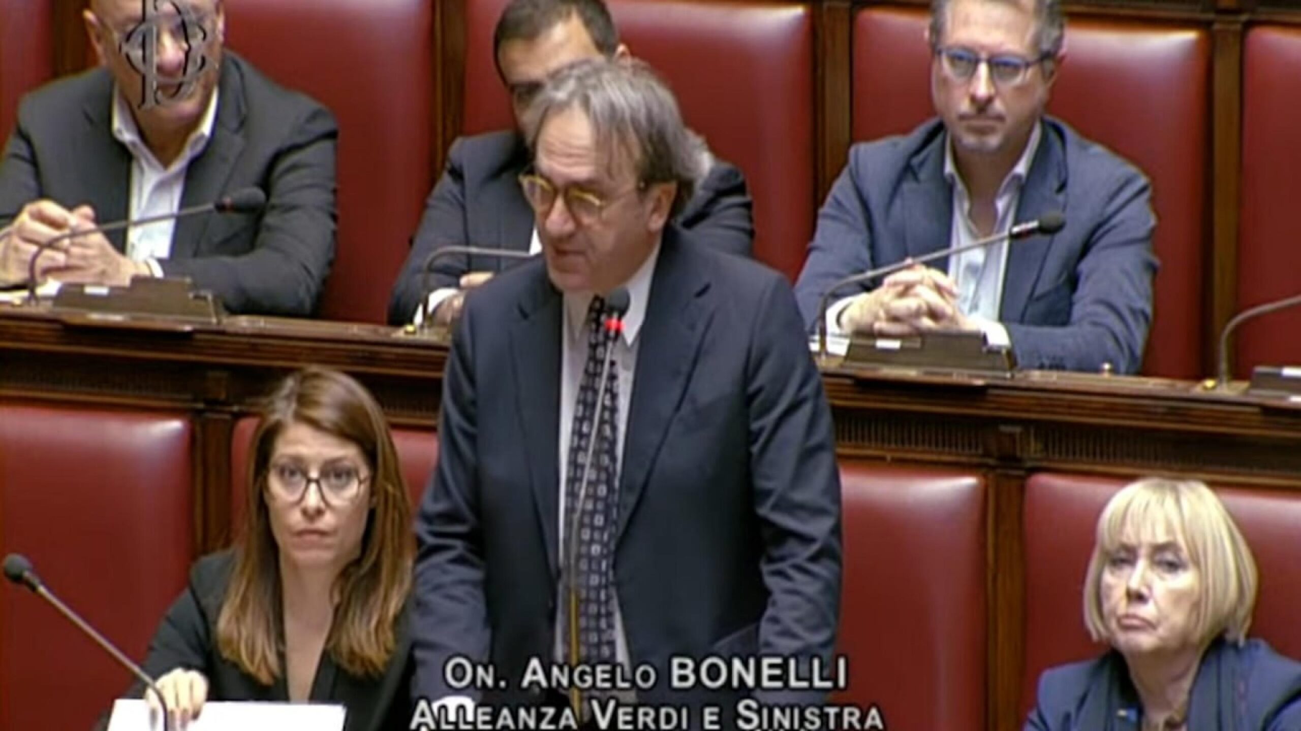 Il deputato Angelo Bonelli ha avuto un malore mentre era in aula, subito dopo essere intervenuto su Def, Roma, 28 aprile 2023. Secondo quanto viene riferito Bonelli non ha perso i sensi ma è stato portato in infermeria per i primi controlli. Ora è cosciente ma, su consiglio dei sanitari, sta andando al Policlinico Gemelli per ulteriori accertamenti.
ANSA/ SENATO TV
+++ NO SALES, EDITORIAL USE ONLY +++