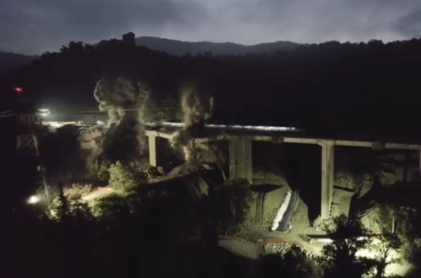 Autostrade, operazione di brillamento del viadotto Torraccia Sud – Il video delle esplosioni
