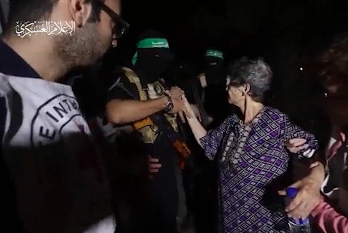 La donna liberata da Hamas stringe la mano ai suoi carcerieri: «Shalom». Poi il racconto: «Hanno ucciso e rapito come dei selvaggi» – I video