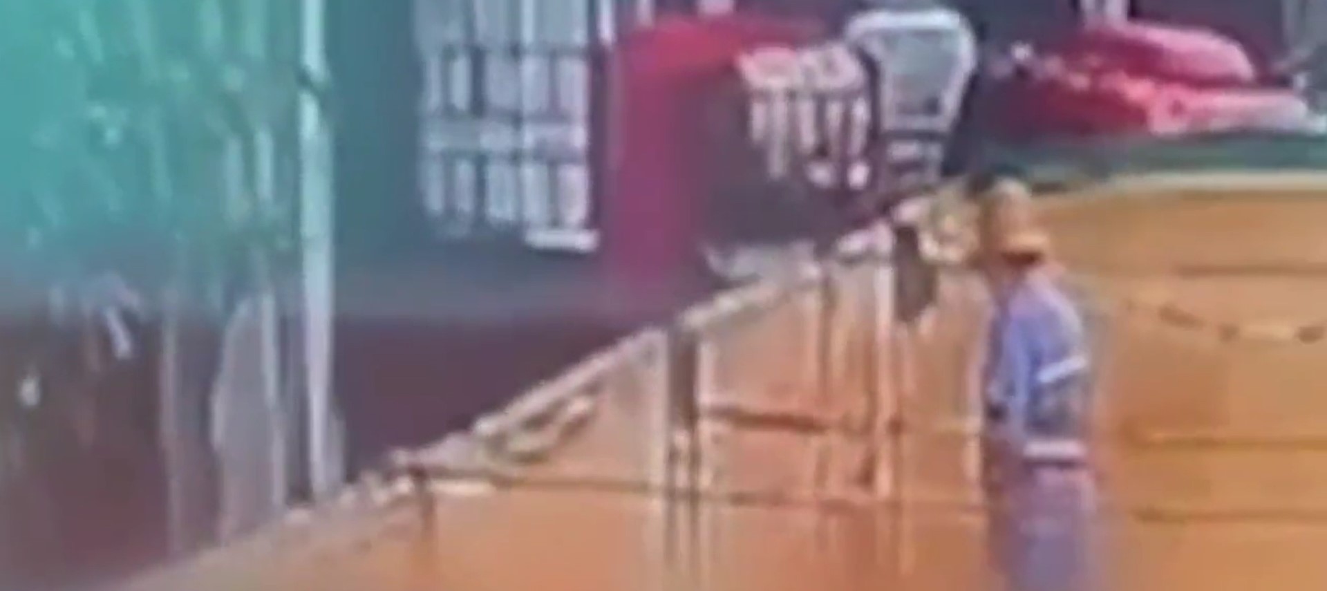 Cina, un video virale mostra un uomo che urina nel serbatoio della birra. Tonfo in borsa per il titolo