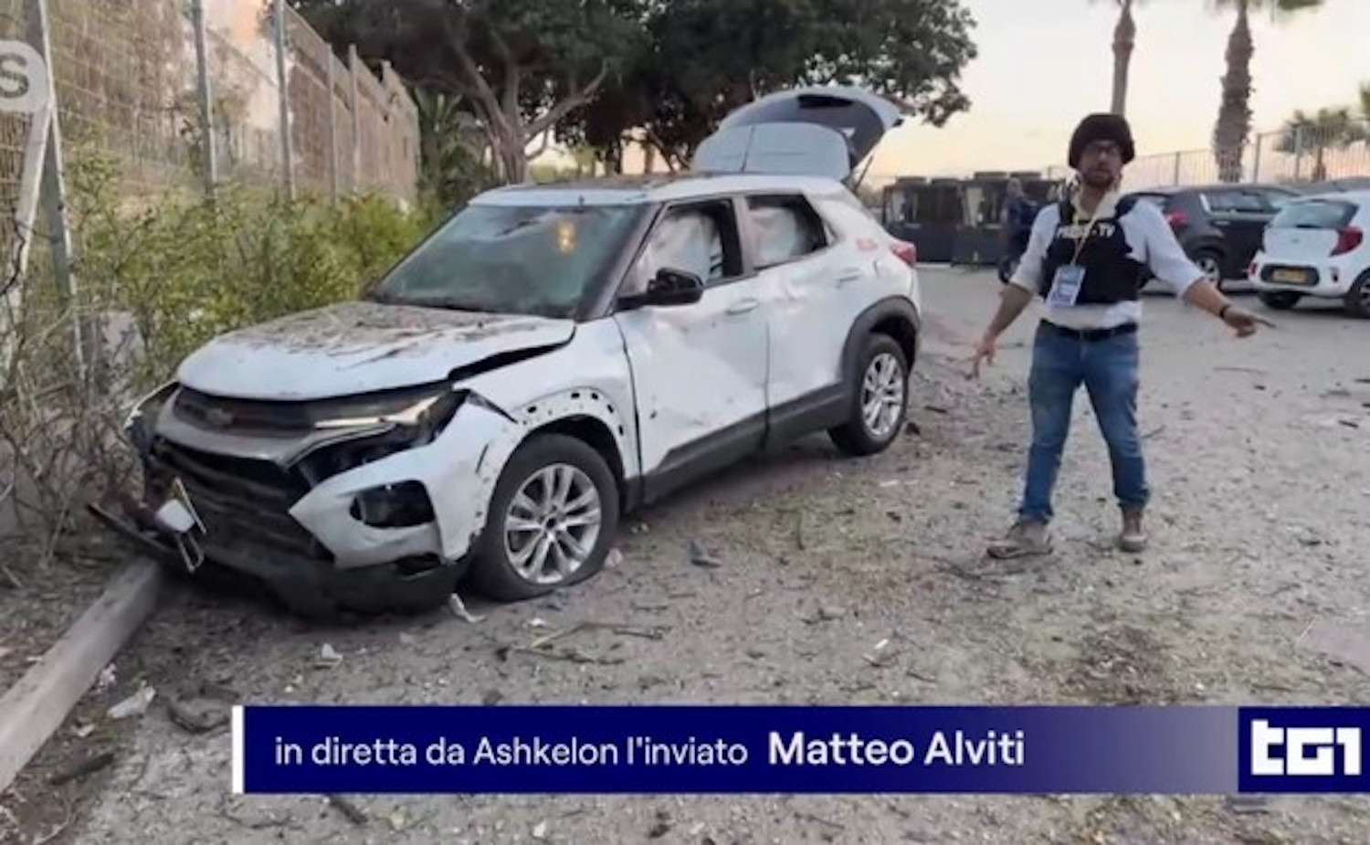 L’esplosione in diretta al Tg1, l’inviato Alviti sotto i razzi ad Ashkelon: «10 secondi e sarei morto» – Il video