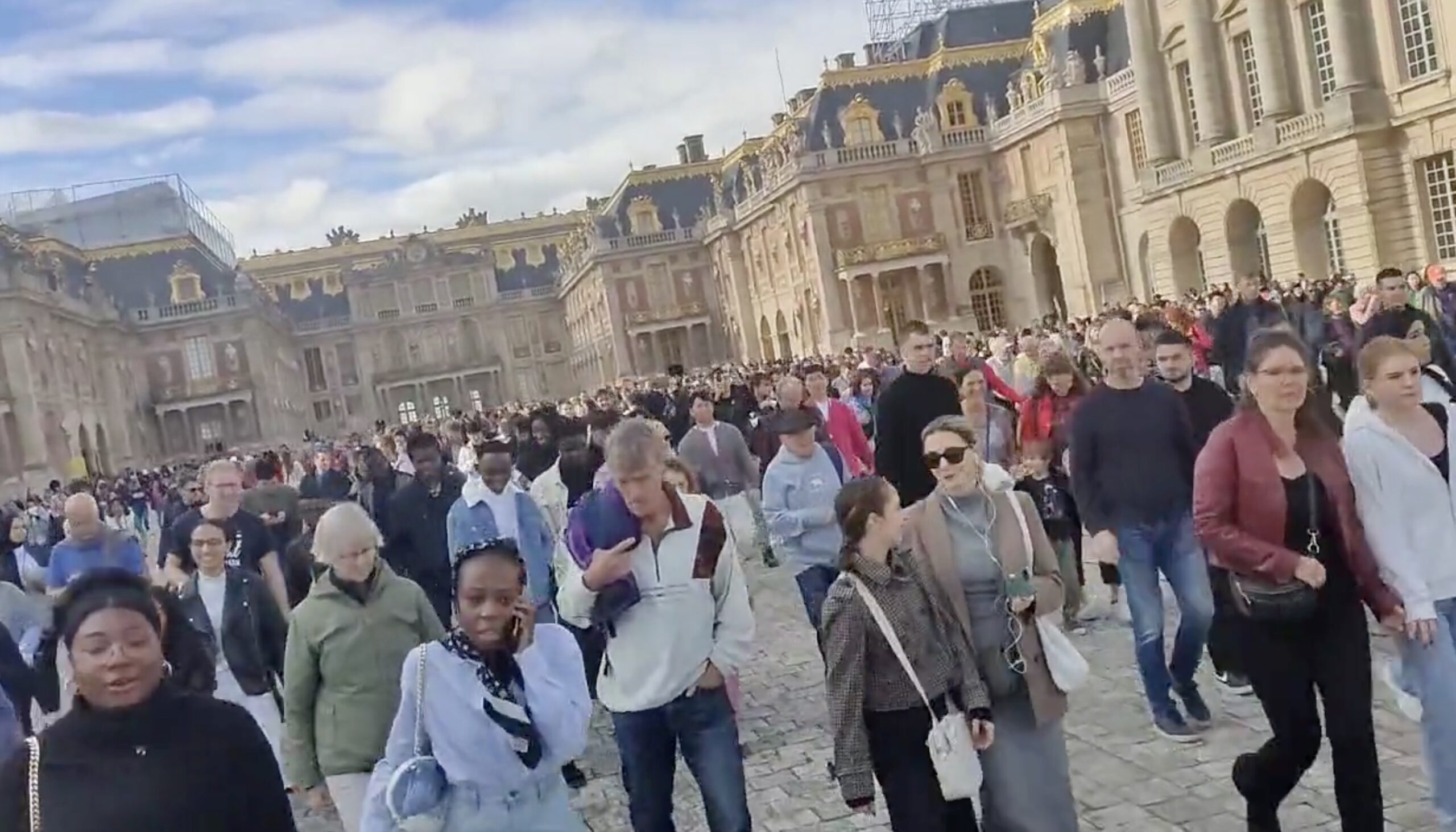 Parigi, dopo il Louvre evacuata anche la Reggia di Versailles: «Allarme bomba» – I video
