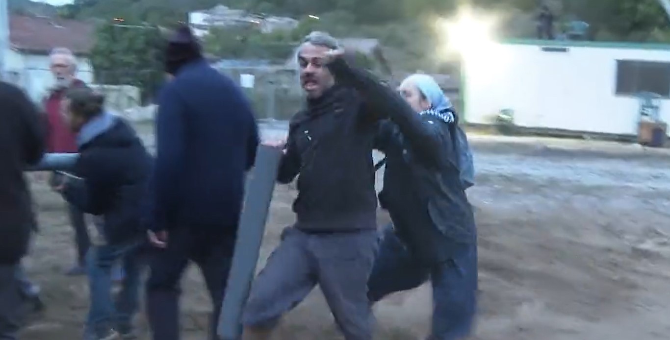 Francia, la suora placca l’ambientalista per difendere il cantiere. La mossa diventa virale – Il video