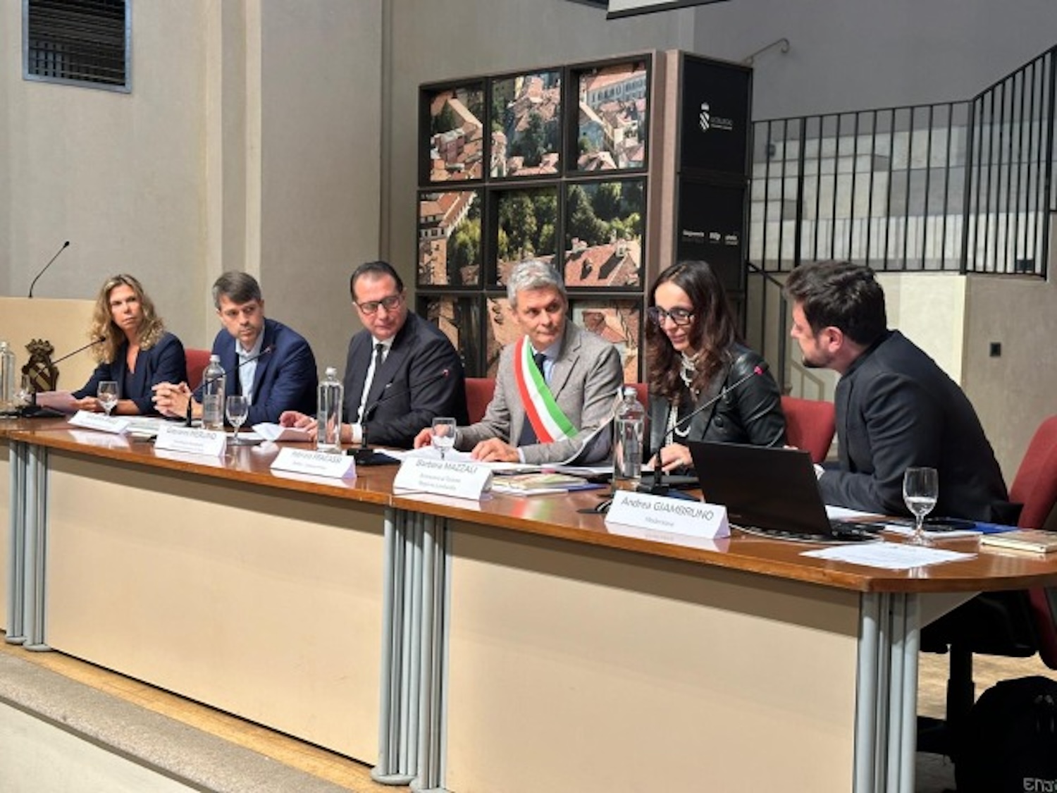 Altro fuorionda di Giambruno perfino a un convegno. All’assessora FdI: «Sono terrorizzato qualunque cosa io faccia» – Il video