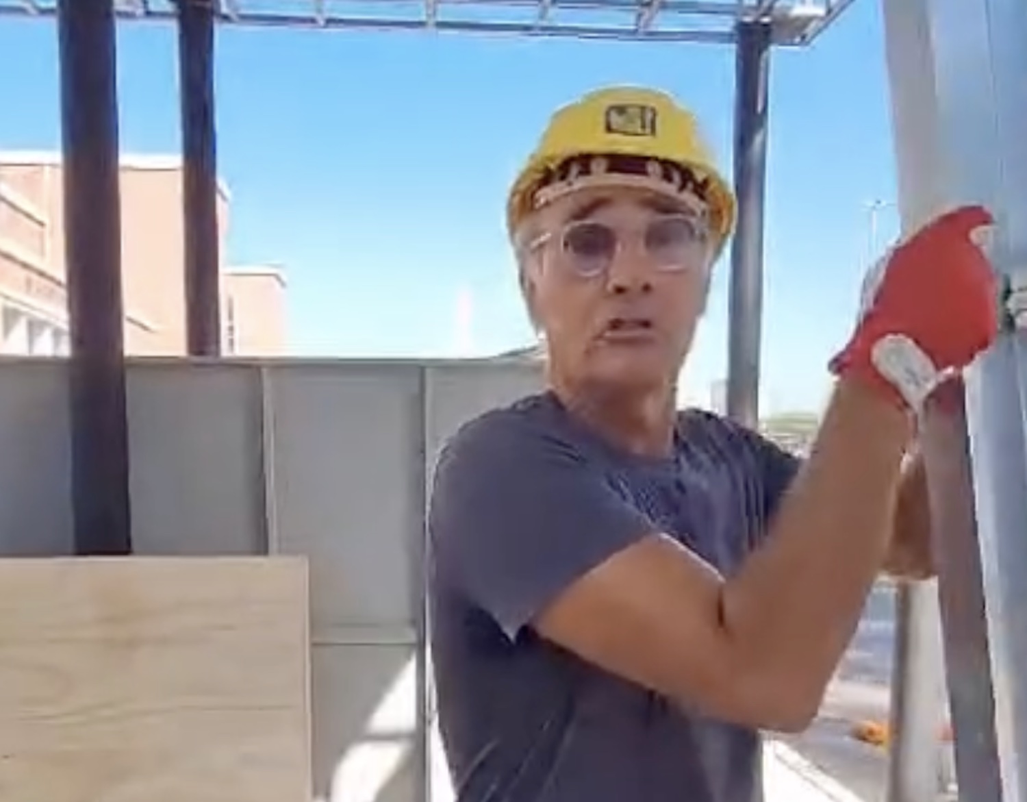 «Giletti torna in Rai», la conferma dopo lo spot per Fiorello vestito da operaio: «Così riparto dal basso…» – Il video