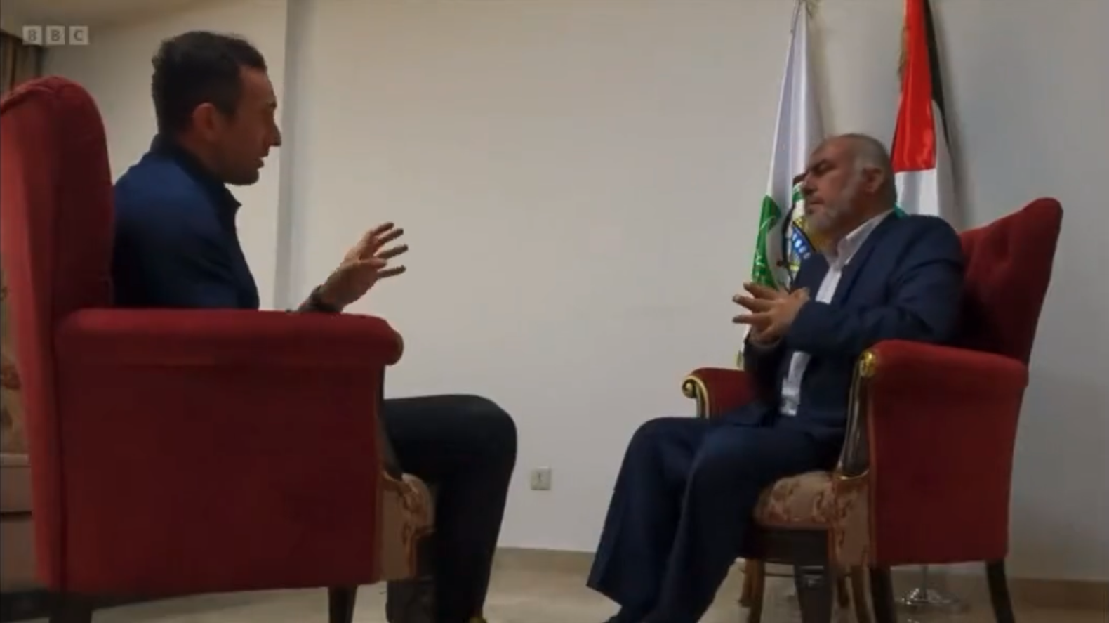 «Come giustifica l’uccisione di famiglie nel sonno?». E il dirigente di Hamas scappa dall’intervista con la Bbc – Il video