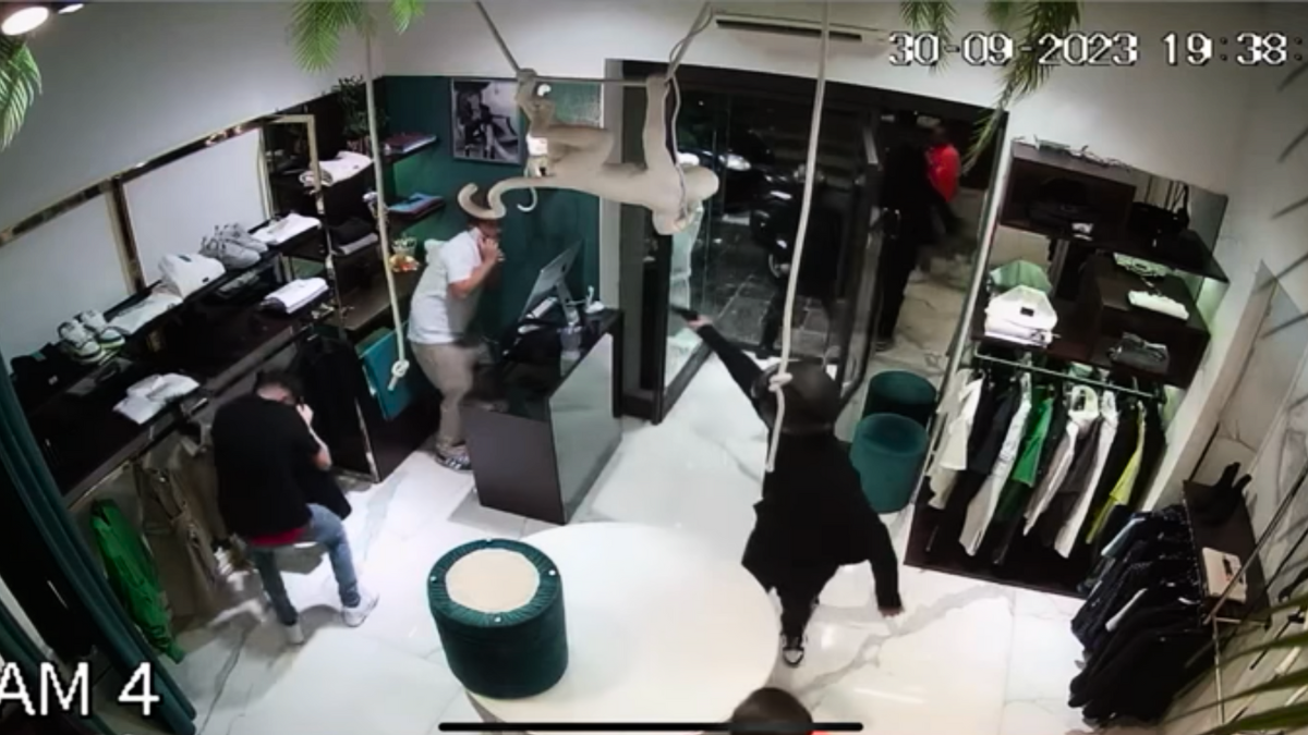 Irruzione in un negozio a Napoli, gli puntano la pistola alla tempia per rubare un Rolex: la scena diventa virale – Il video