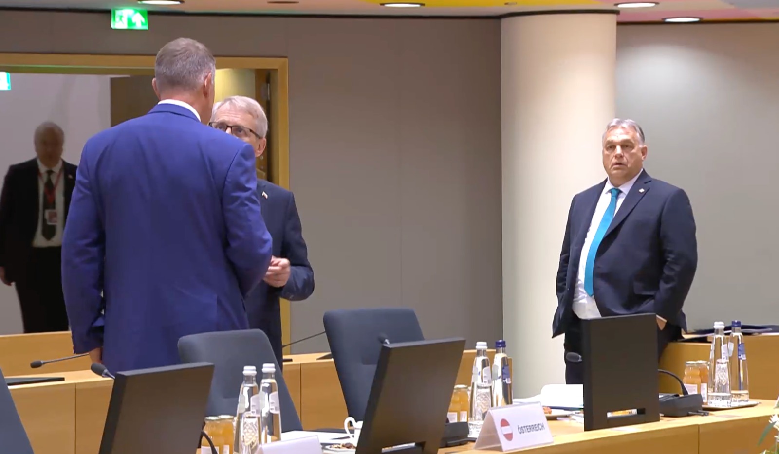 La solitudine di Orbán al Consiglio Europeo, il premier ungherese lontano da selfie e strette di mano. Lo sfottò sui social – Il video