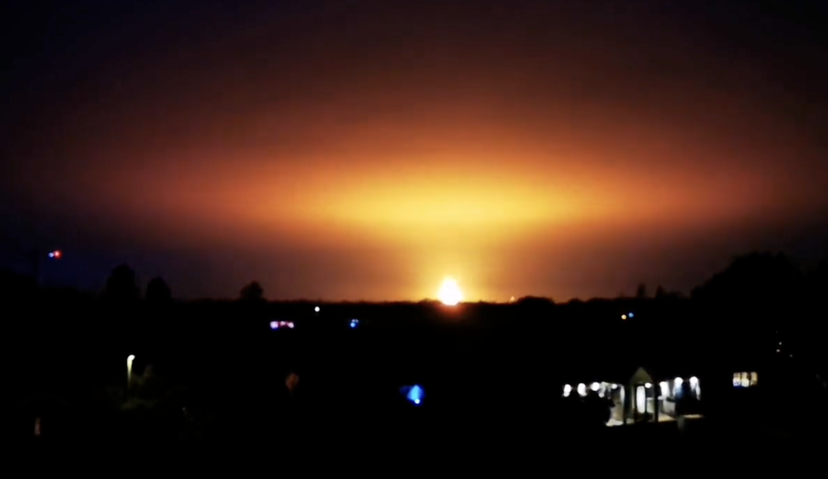 Oxford, un fulmine centra un impianto di riciclaggio e fa saltare in aria un serbatoio – Il video