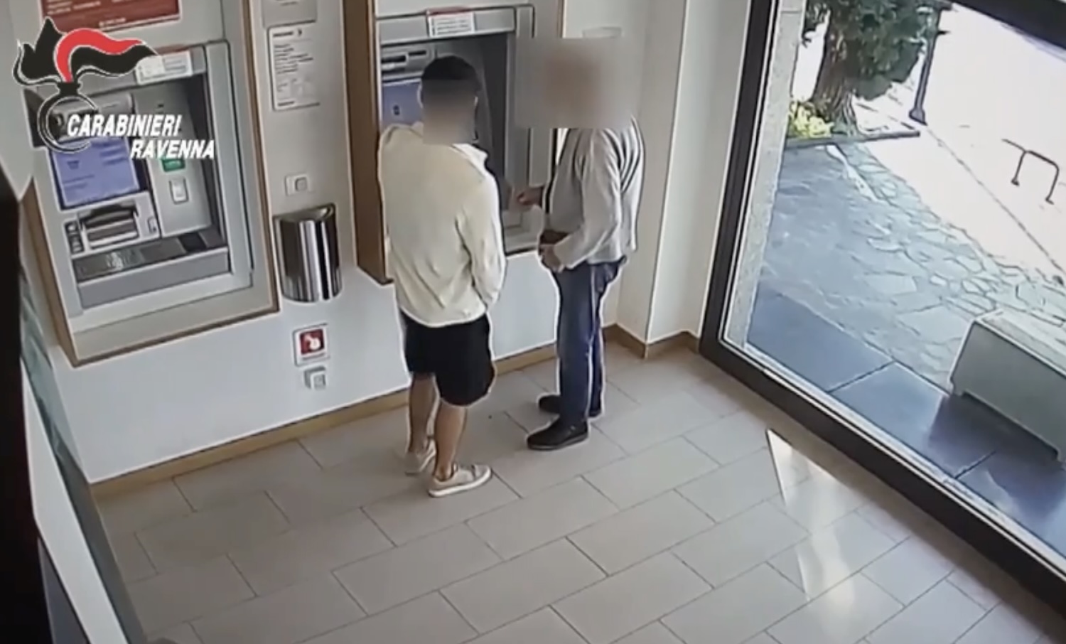 Rapinavano anziani allo sportello del bancomat, così la banda riusciva a prelevare fino a 1.500 euro – Il video