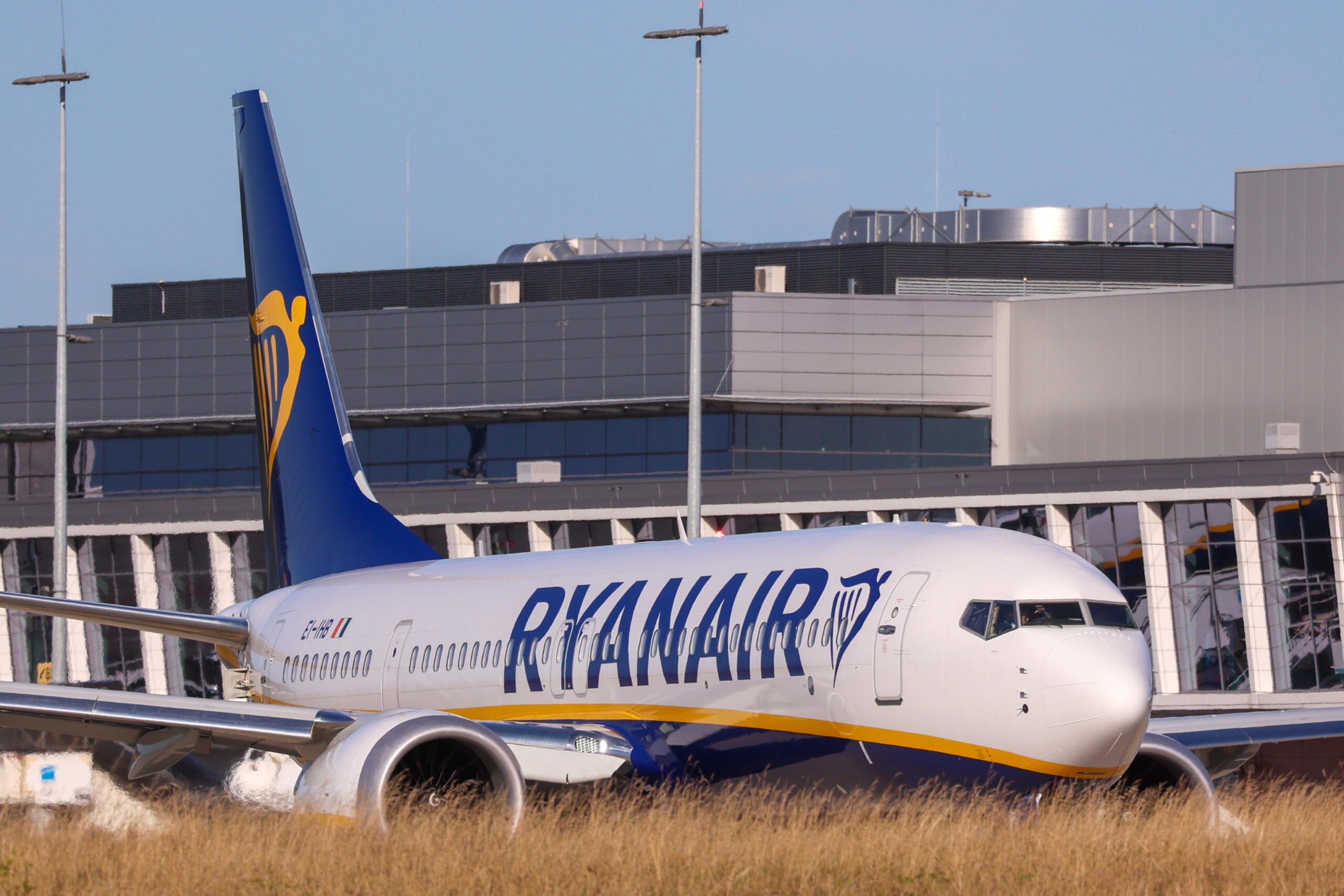 Il voto del Parlamento europeo contro le compagnie aeree low cost: «Basta al sovrapprezzo per il bagaglio a mano»