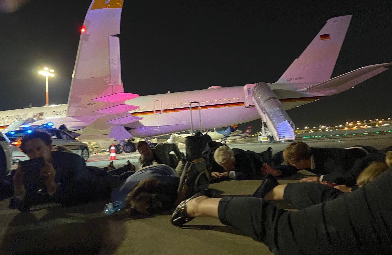 Razzi di Hamas vicino all’aeroporto di Tel Aviv: il cancelliere tedesco Scholz costretto a sdraiarsi sulla pista di atterraggio – Il video