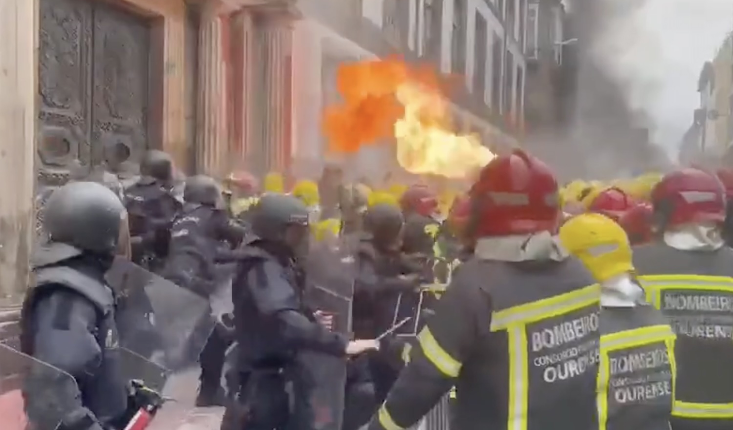 Alta tensione tra vigili del fuoco e polizia in Spagna, fumogeni e lanciafiamme contro gli agenti – Il video