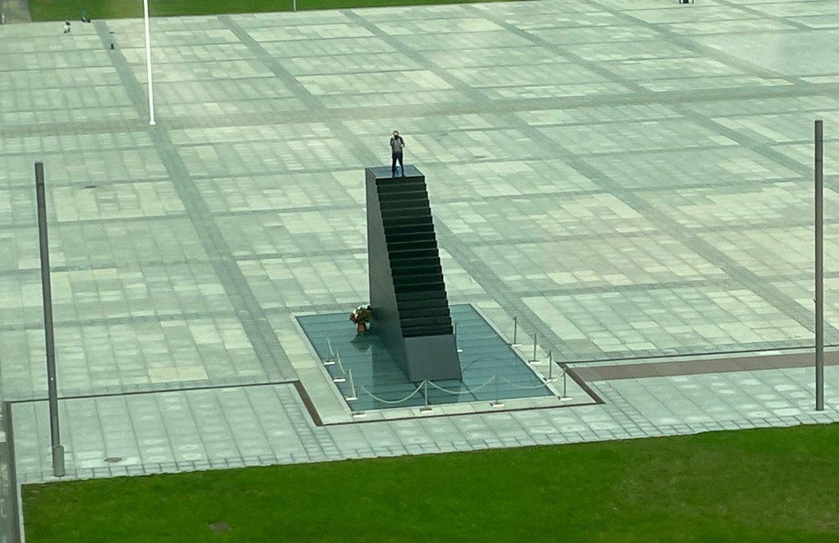 Varsavia, si arrampica su un monumento e minaccia di farsi esplodere: l’intervento dei negoziatori risolve tutto – Il video
