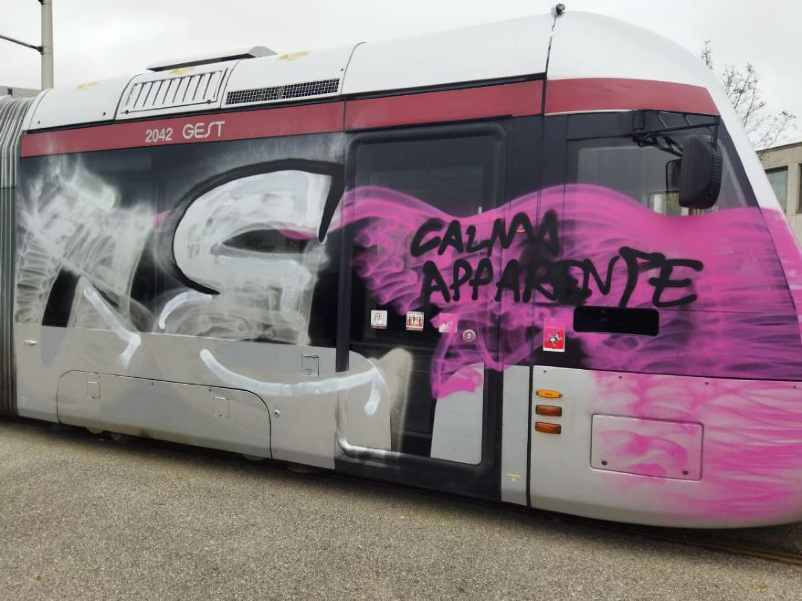 Il convoglio della tramvia di Firenze oggetto di un blitz da parte di un gruppo di persone in tuta bianca, alla fermata di viale Redi, Firenze, 12 novembre 2023.    ANSA