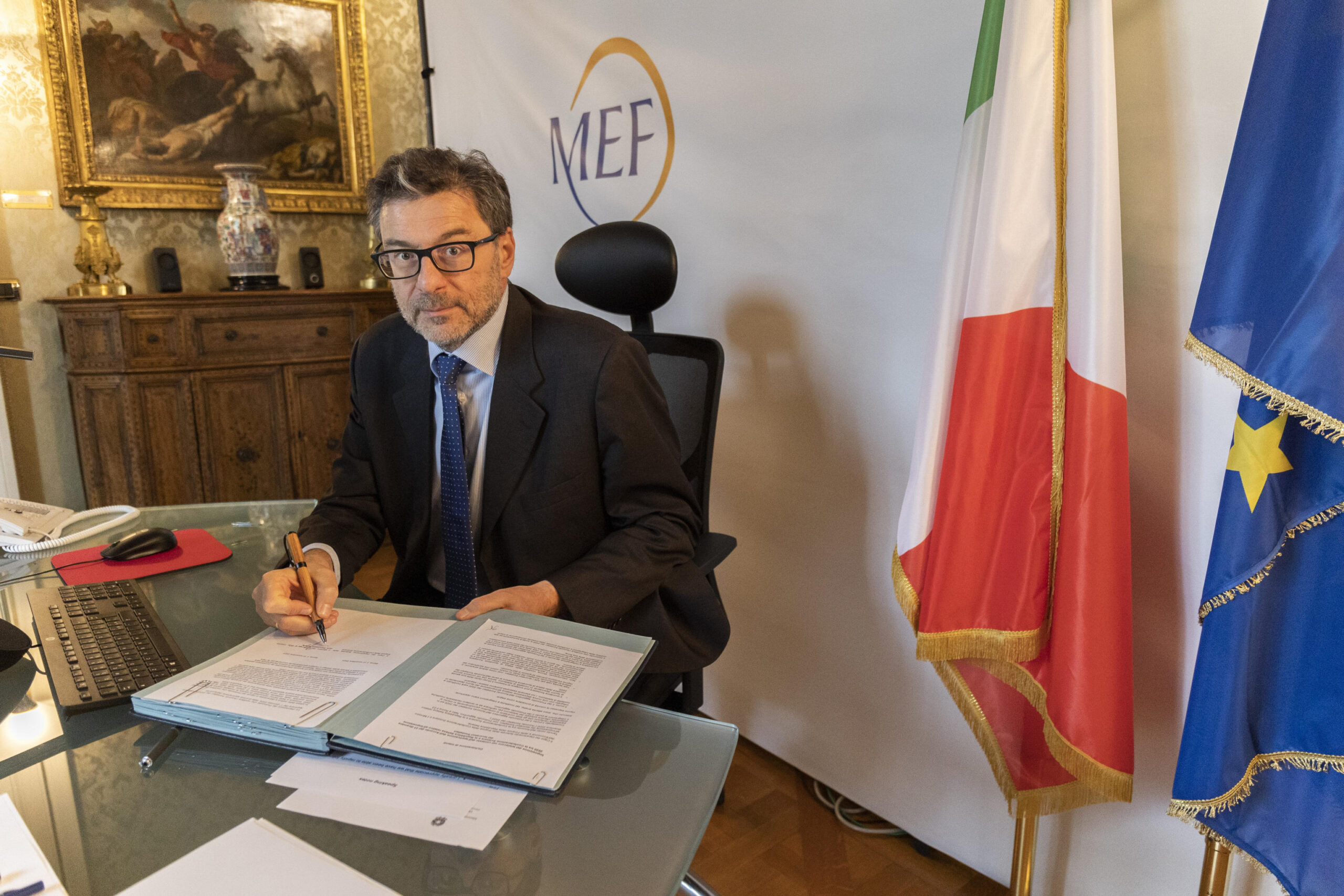 Il ministro dell'Economia e delle Finanze Giancarlo Giorgetti e la consigliera federale Karin Keller-Sutter hanno firmato oggi, nel corso di un videocollegamento, una dichiarazione d'intenti per regolamentare in maniera coerente e durevole la questione del telelavoro (smart working) per i lavoratori frontalieri. L'intesa, fa sapere il Mef, prevede dal 1 gennaio 2024, in ottemperanza con l'accordo sui frontalieri, la possibilità di lavorare in modalità smart working fino a un massimo del 25% dell'orario di lavoro. Italia e Svizzera, inoltre, si sono impegnate a regolare definitivamente il periodo dal primo febbraio al 31 dicembre 2023. ANSA/UFFICIO STAMPA MEF +++ NPK +++ NO SALES, EDITORIAL USE ONLY +++