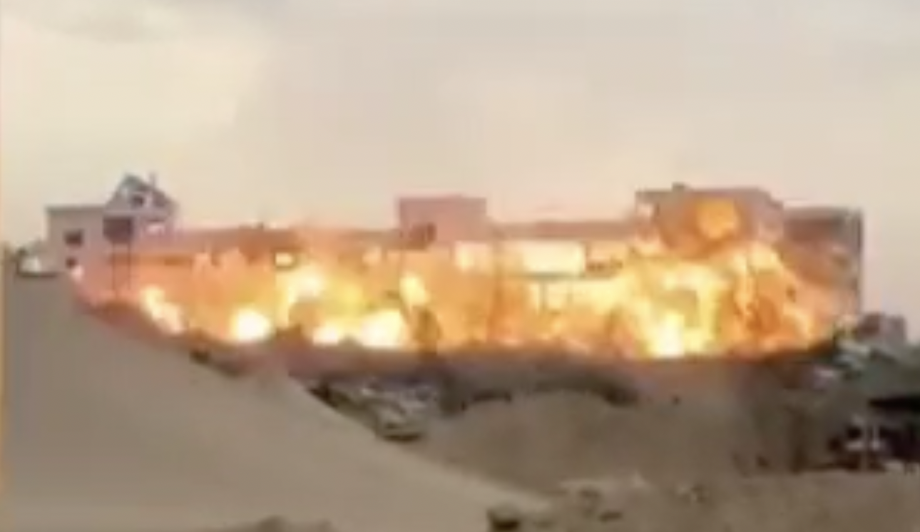 L’esercito israeliano fa saltare in aria il Parlamento di Gaza: due giorni fa la foto simbolo dei soldati in aula  – Il video