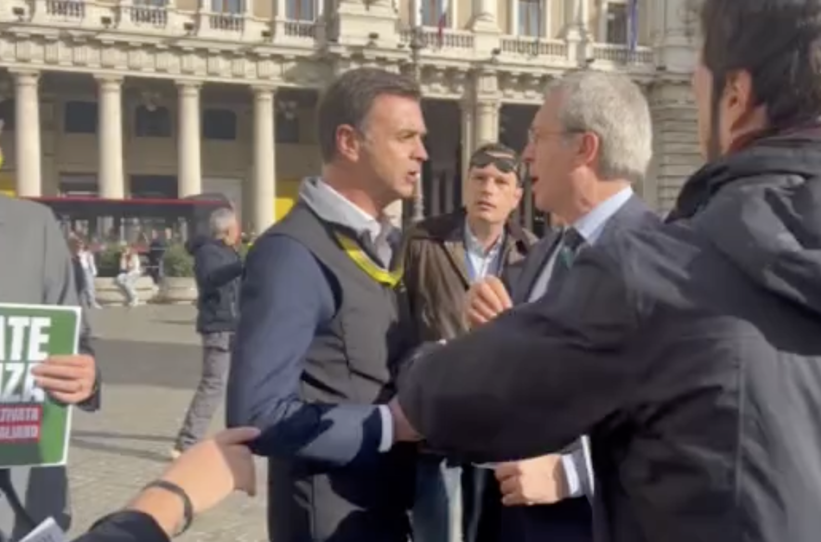 Della Vedova (+Europa) aggredito dal presidente della Coldiretti davanti a Palazzo Chigi: spintoni e insulti, interviene la polizia – Il video