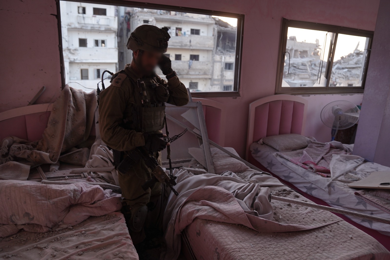 Armi ed esplosivi accanto alla camera da letto dei bambini, la denuncia dell’esercito israeliano: «Non c’è fine al cinismo di Hamas» – Il video
