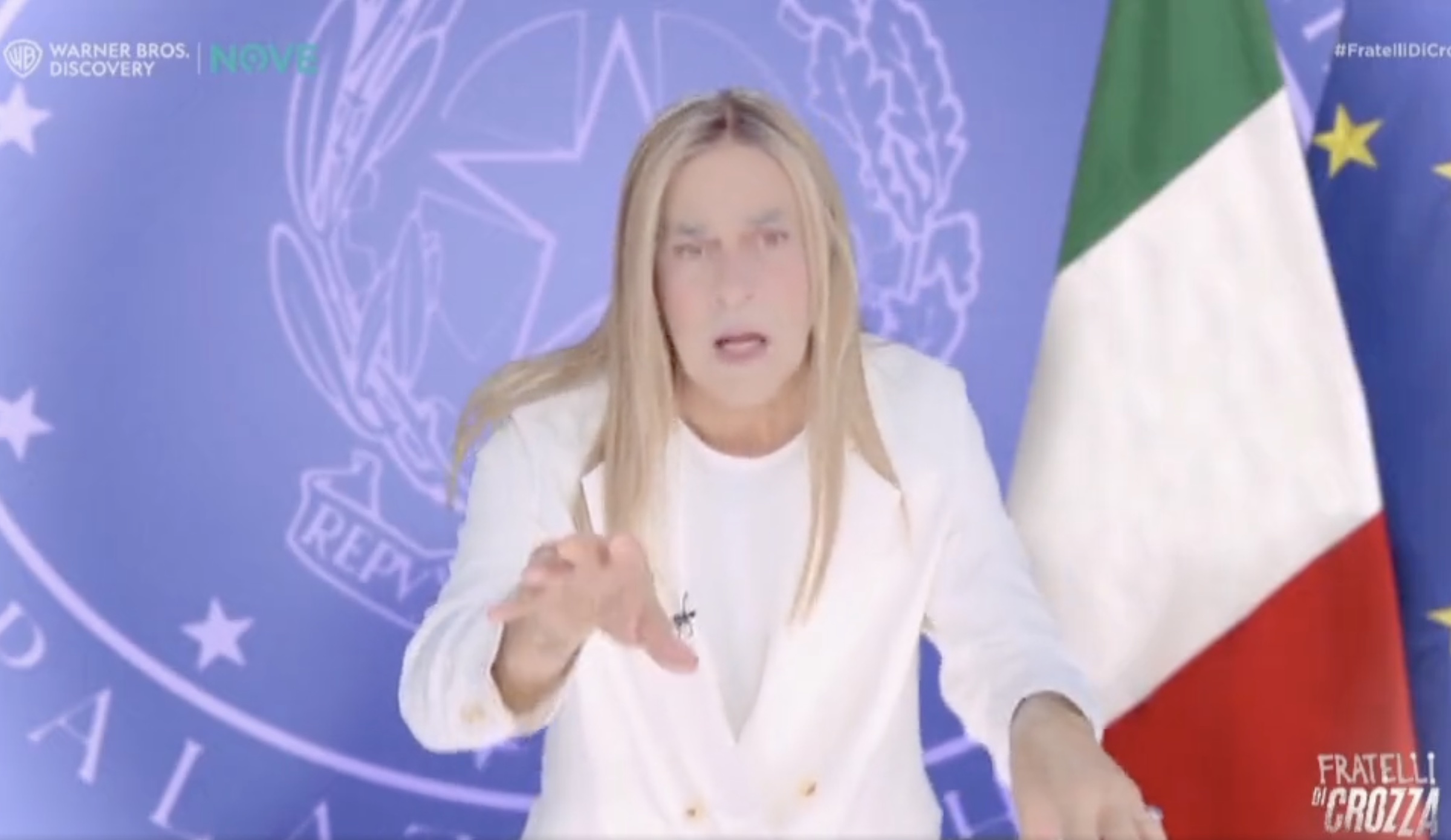 Meloni dopo la telefonata fake secondo Crozza: «Pure io faccio gli scherzi, solo con Macron non mi riescono perché non mi risponde» – Il video