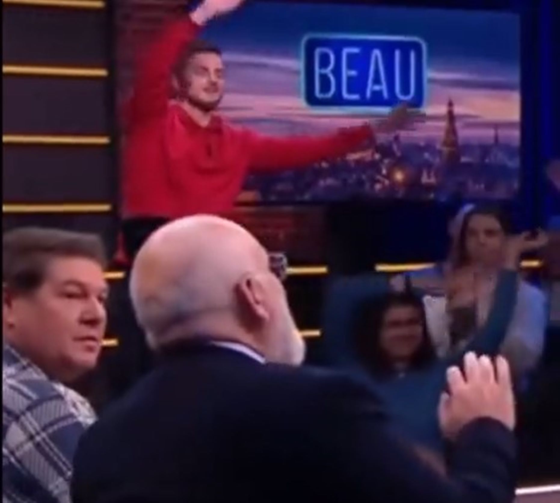Frans Timmermans canta “Roma Roma” e trasforma un programma olandese nella Curva Sud – Il video