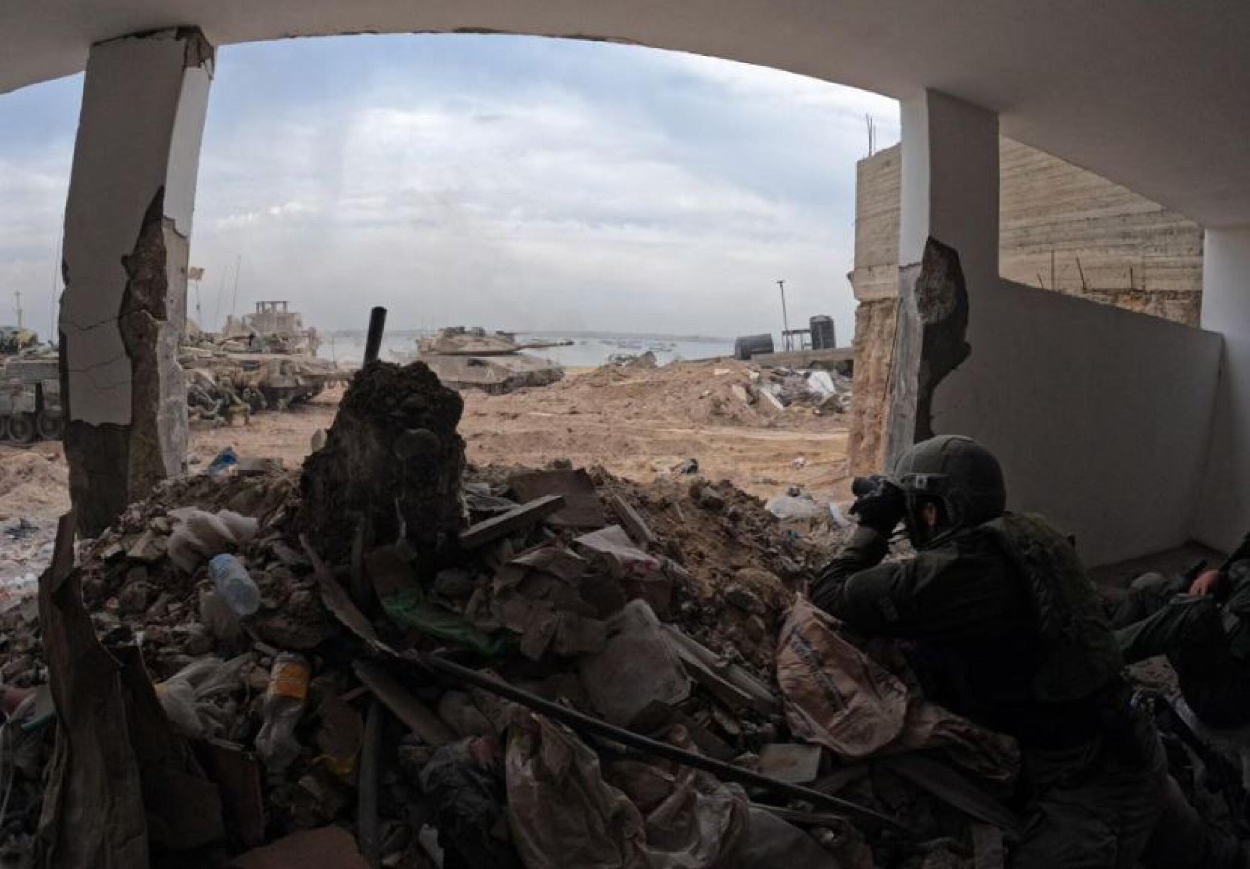 Stop alla tregua, la guerra tra Israele e Hamas riprende: bombardamenti e scontri a Gaza Stop alla tregua, la guerra tra Israele e Hamas riprende: bombardamenti e scontri a Gaza