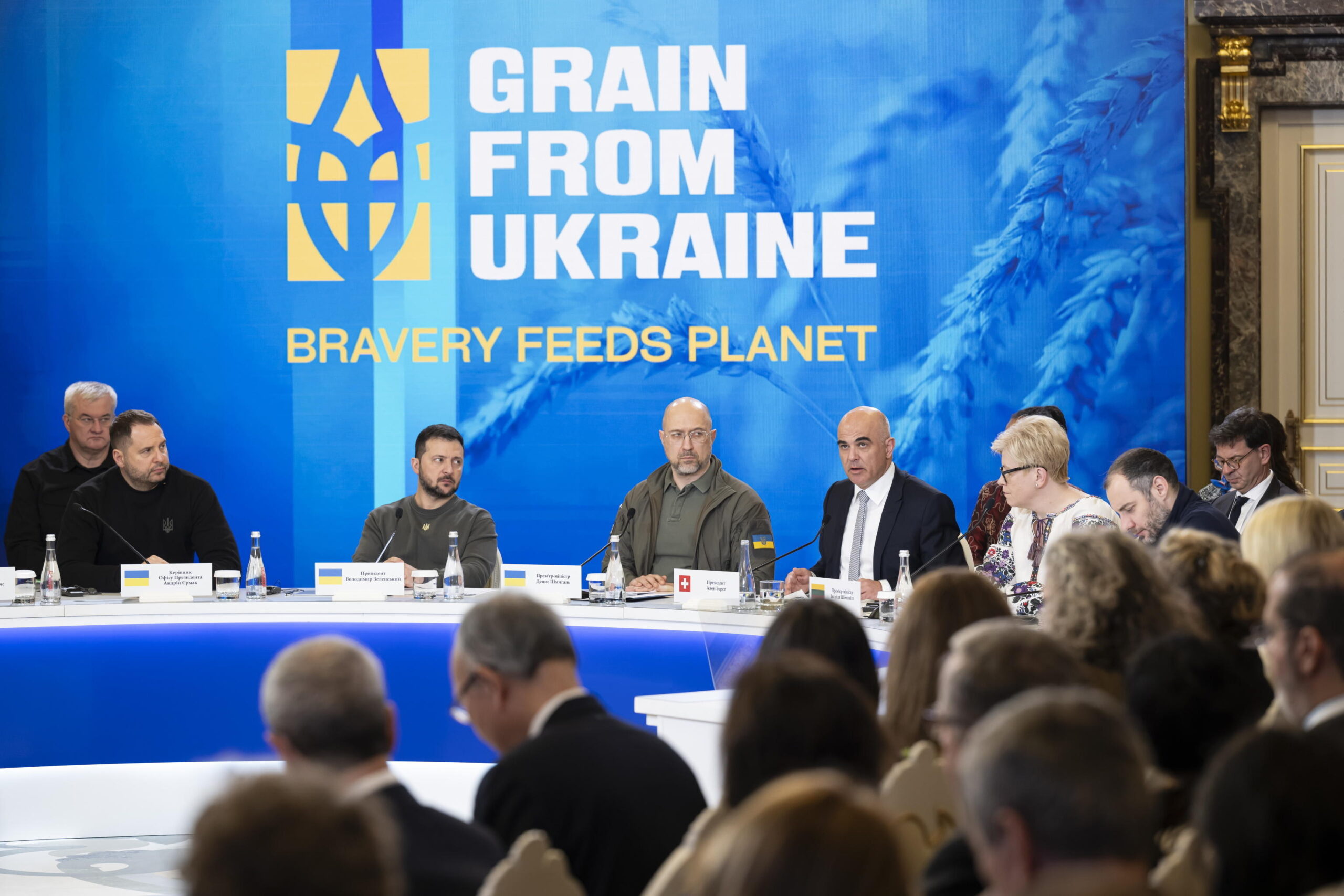 epa10994225 (L-R) Head of Ukraine President's office Andriy Yermak, Ukrainian President Volodymyr Zelensky, Ukrainian Prime Minister Denys Shmyhal, Swiss President Alain Berset and Lithuanian President Ingrida Simonyte attend the International Food Security Summit 'Grain from Ukraine', at the Mariinskyi Palace, in Kyiv, Ukraine, 25 November 2023. President Alain Berset with his delegation is a one-day official visit to Ukraine.  EPA/ANTHONY ANEX