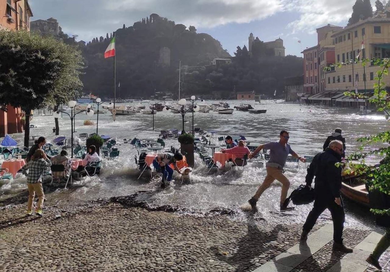 Mareggiata a Portofino, onde alte fino a sei metri. Un ristorante crolla e le persone fuggono: «È uno tsunami» – Il video