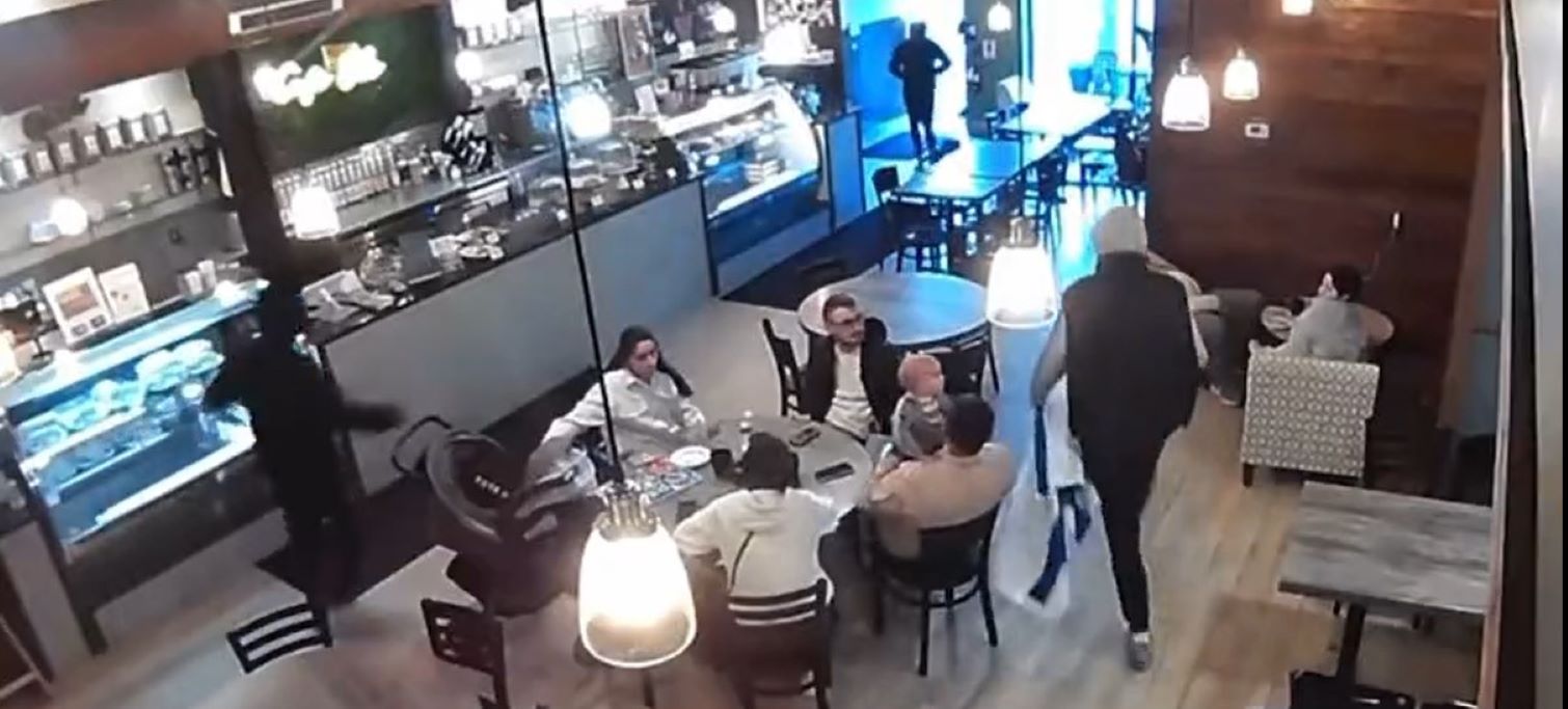 Philadelphia, incappucciati entrano in un bar e strappano la bandiera israeliana – Il video