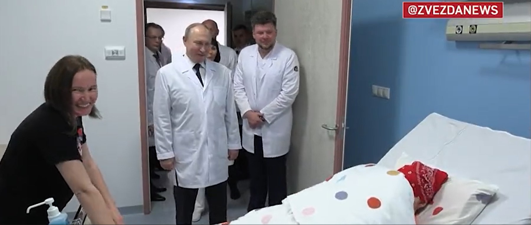 Russia, il bambino non apprezza l’arrivo di Putin e si nasconde sotto le coperte in ospedale – Il video