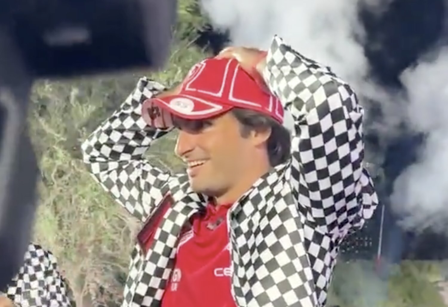 La Ferrari torna a vincere, ma nel golf. Carlos Sainz alza la coppa a Las Vegas, poi il disastro – Il video