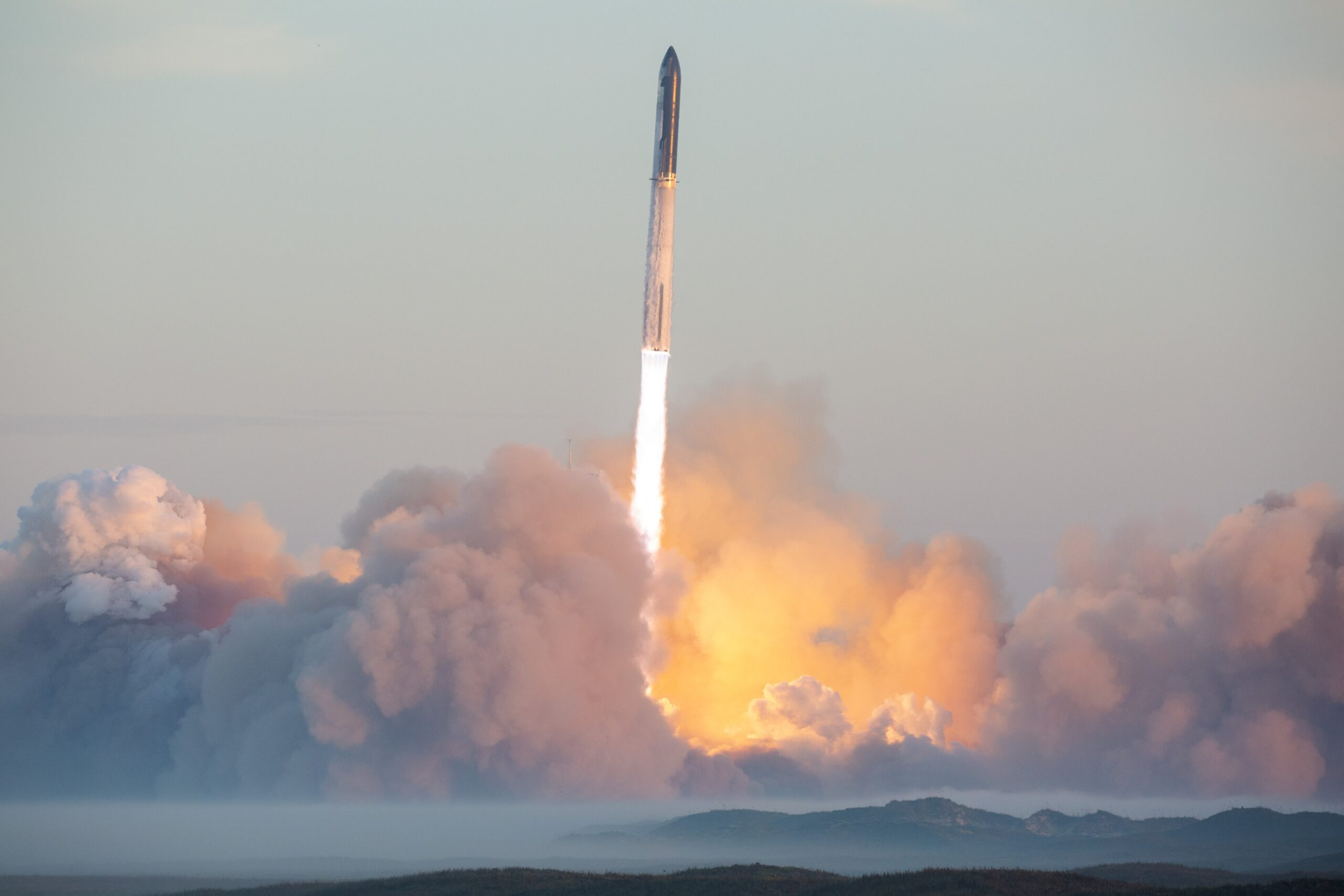 «La navicella si è separata dal booster, poi è stata fatta esplodere». Com’è andato il secondo lancio di Starship – Il video