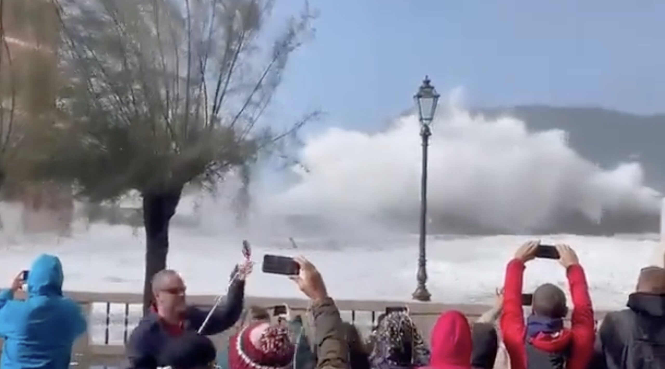 Violente mareggiate in Liguria, danni per milioni di euro: a Vernazza l’acqua invade le strade – I video