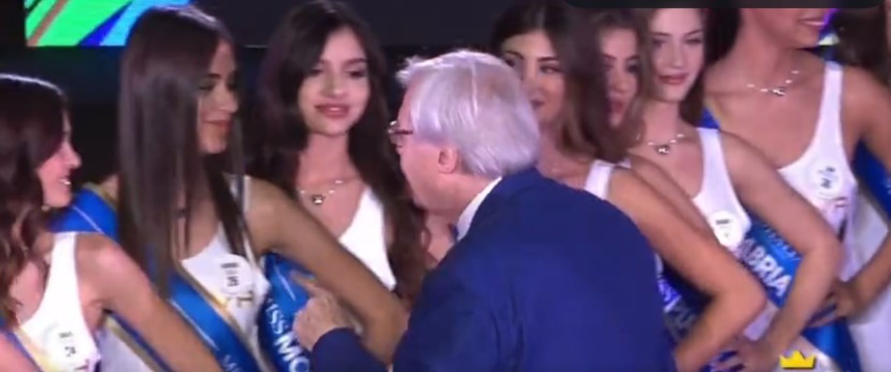 Miss Italia Sgarbi show. Si avvicina alle Miss per vederle