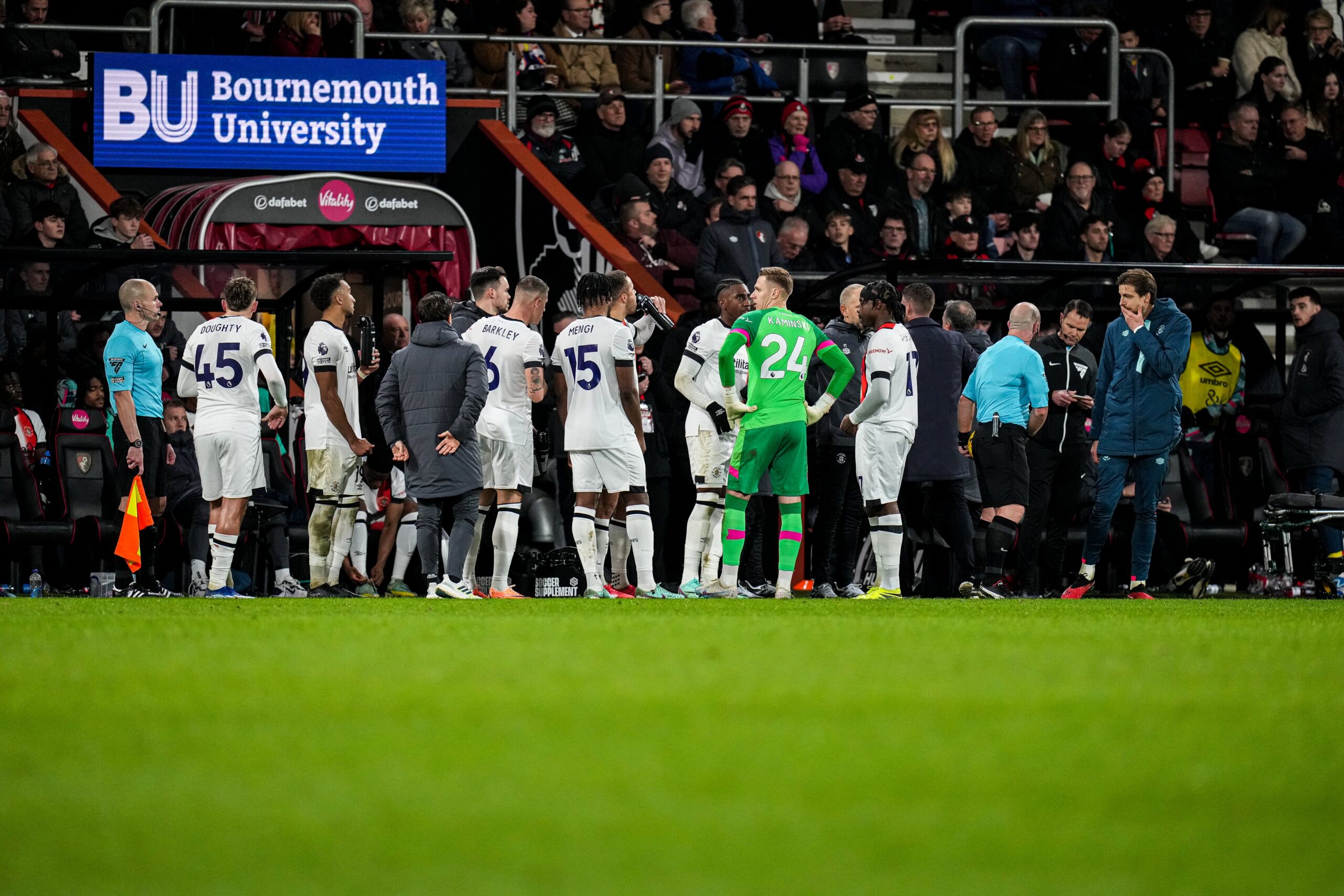 Drama in the Premier League, the Luton captain collapses during the match: he had already suffered an illness on the pitch in May