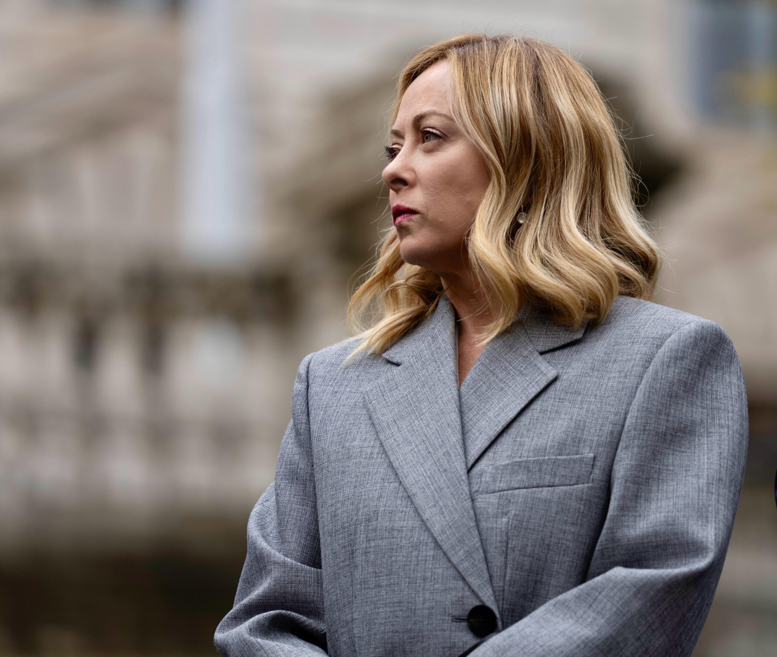 La presidente del Consiglio Giorgia Meloni con il ministro dell'Interno Matteo Piantedosi ed il capo della Polizia Vittorio Pisani, oltre al ceo della casa automobilistica, Stephan Winkelmann  a piazza del Viminale per presenziare alla consegna di una Lamborghini Urus alla Polizia di Stato a Roma, 12 dicembre 2023. 
ANSA/PALAZZO CHIGI ANSA PROVIDES ACCESS TO THIS HANDOUT PHOTO TO BE USED SOLELY TO ILLUSTRATE NEWS REPORTING OR COMMENTARY ON THE FACTS OR EVENTS DEPICTED IN THIS IMAGE; NO ARCHIVING; NO LICENSING NPK