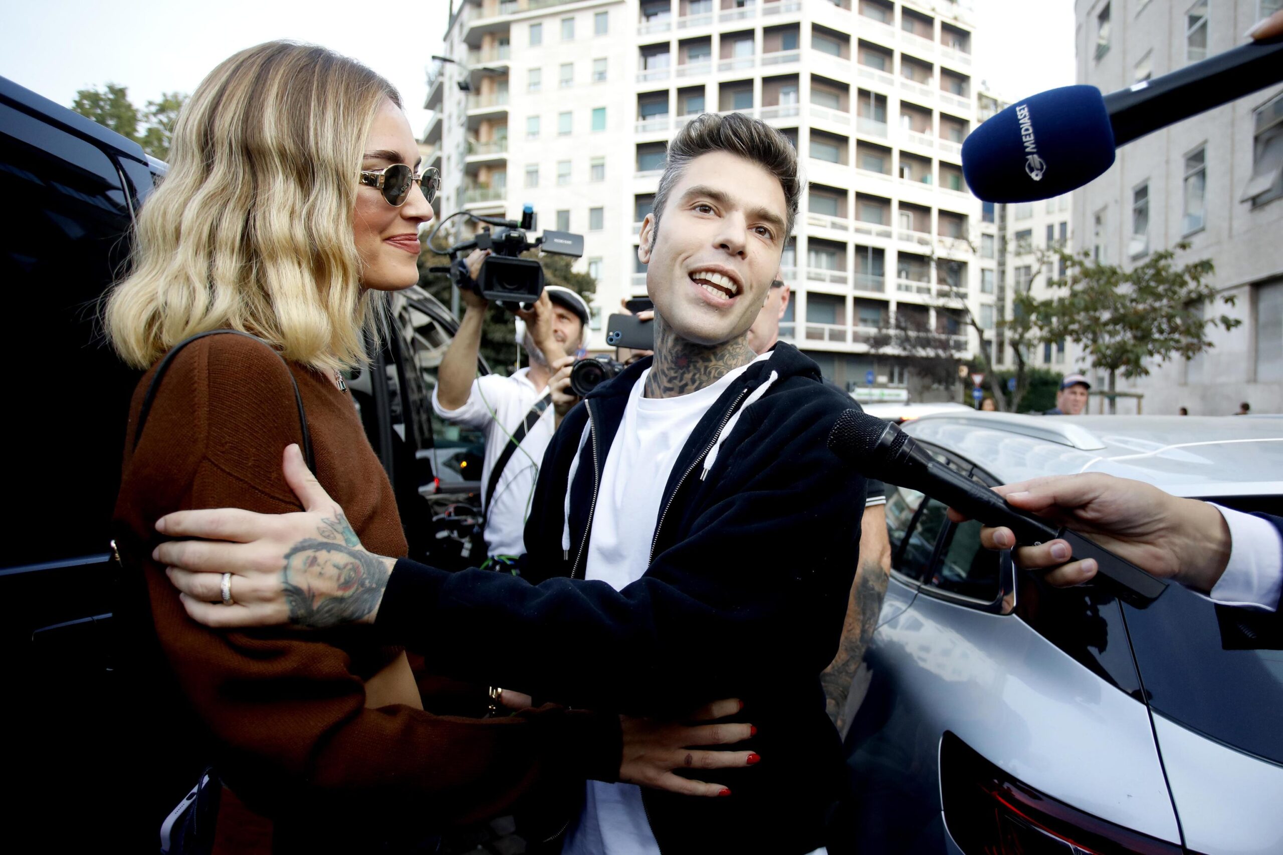 Fedez esce dall'ospedale Fatebenefratelli con la moglie Chiara Ferragni a Milano, 3 febbraio 2023.   ANSA/MOURAD BALTI TOUATI