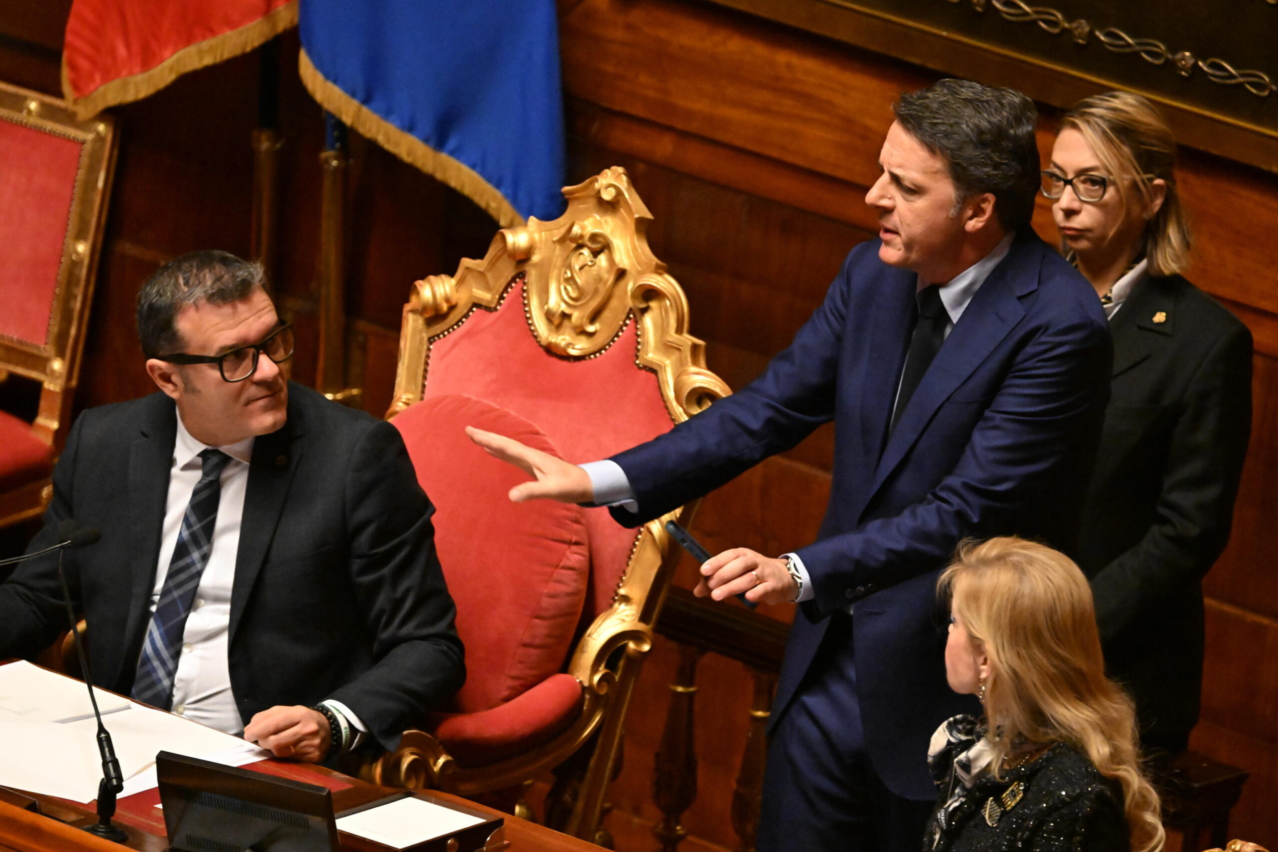 Matteo Renzi di Italia Viva discute con il tavolo di presidenza al termine del suo intervento sulla Legge di Bilancio presso laula del Senato a Roma, 22 dicembre 2023. ANSA/CLAUDIO PERI