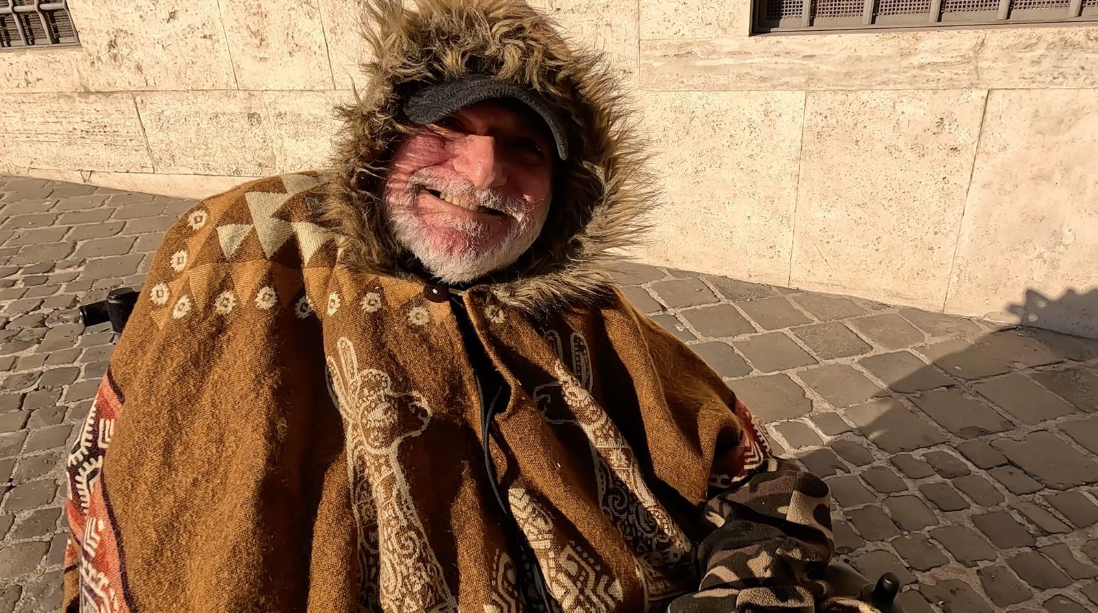 La battaglia di Alessandro, tetraplegico per un vaccino antipolio fallato. Una vita da Cristo in croce, poi l’incontro con quell’angelo di Mister X