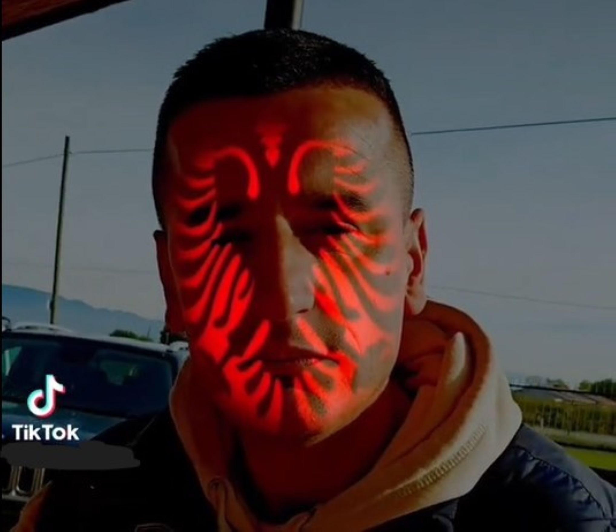 Fandaj Bujar e gli inquietanti TikTok: «Se mi manchi di rispetto scoprirai perché porto il cognome di mio padre» – Il video