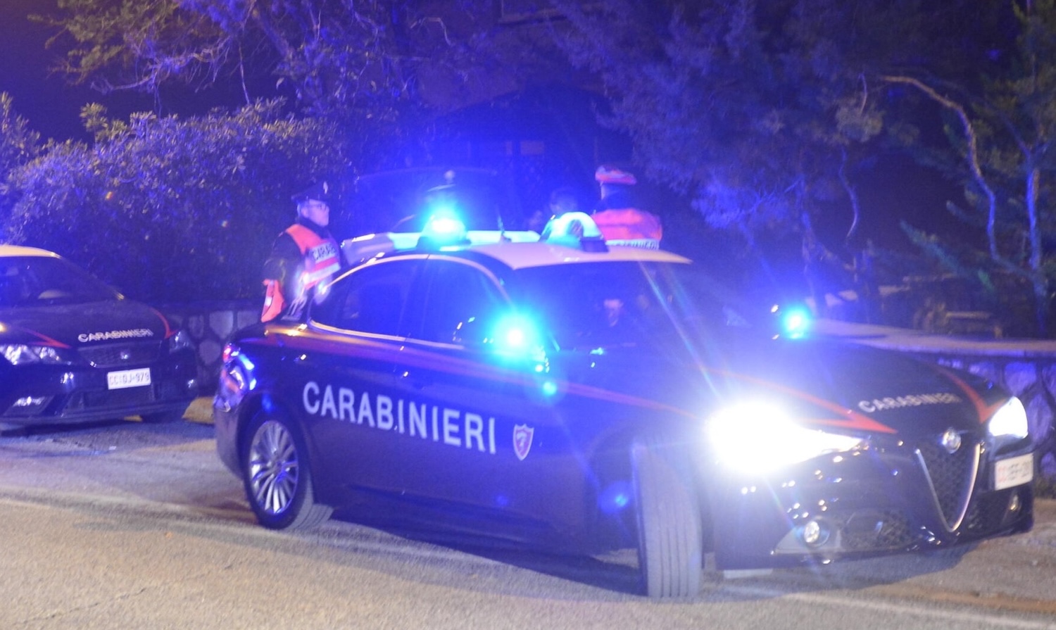 Milano, cavo di acciaio messo in strada ad altezza uomo 